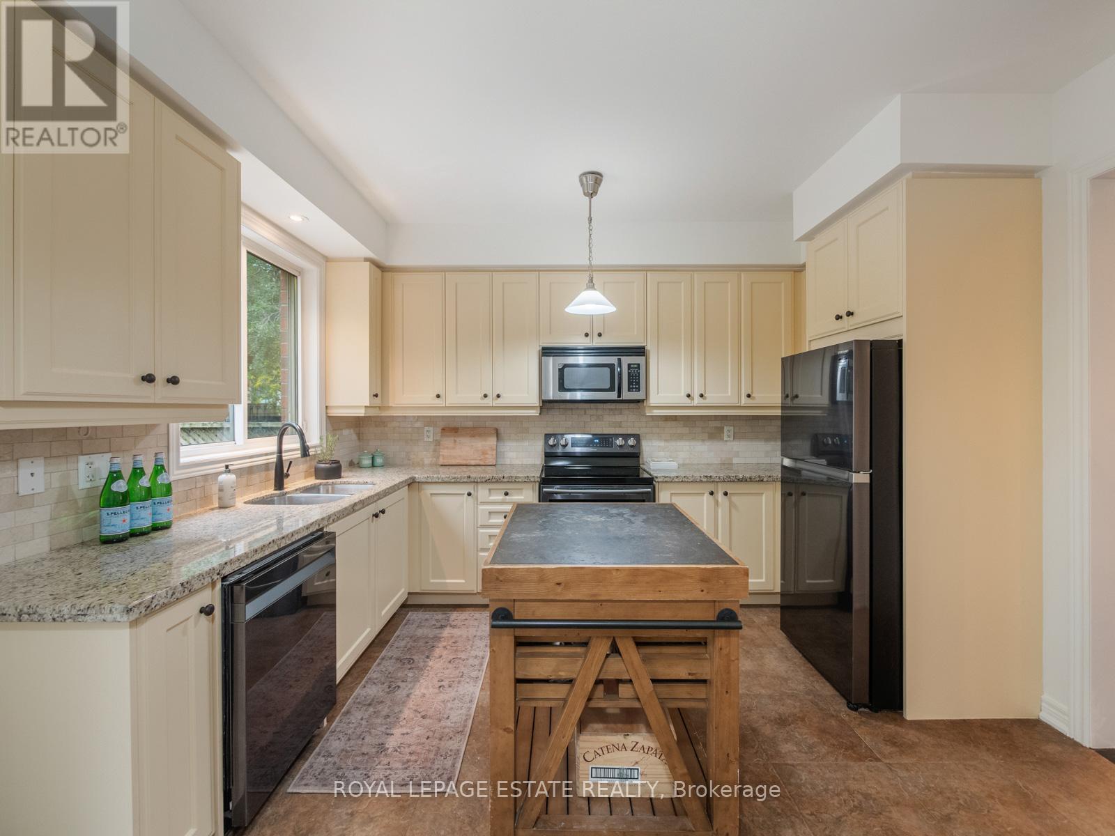 40 Bell Manor Drive, Toronto, Ontario  M8Y 0A4 - Photo 10 - W12543574