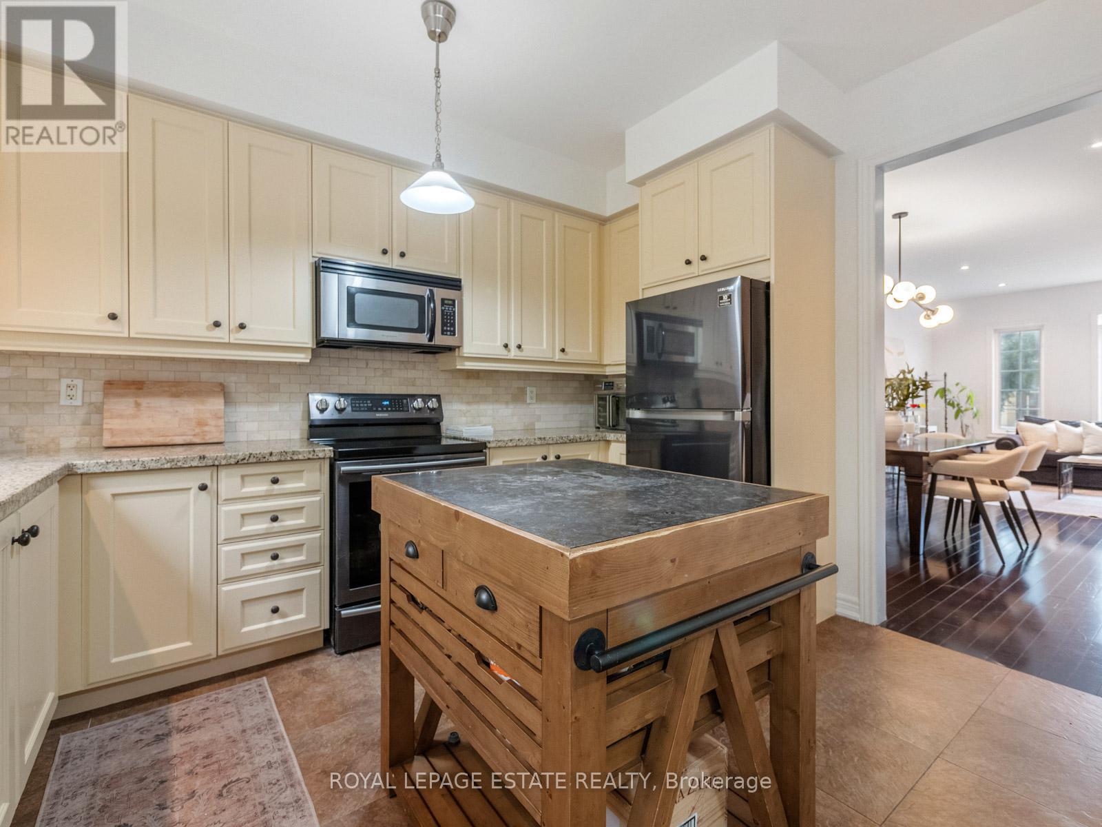 40 Bell Manor Drive, Toronto, Ontario  M8Y 0A4 - Photo 11 - W12543574