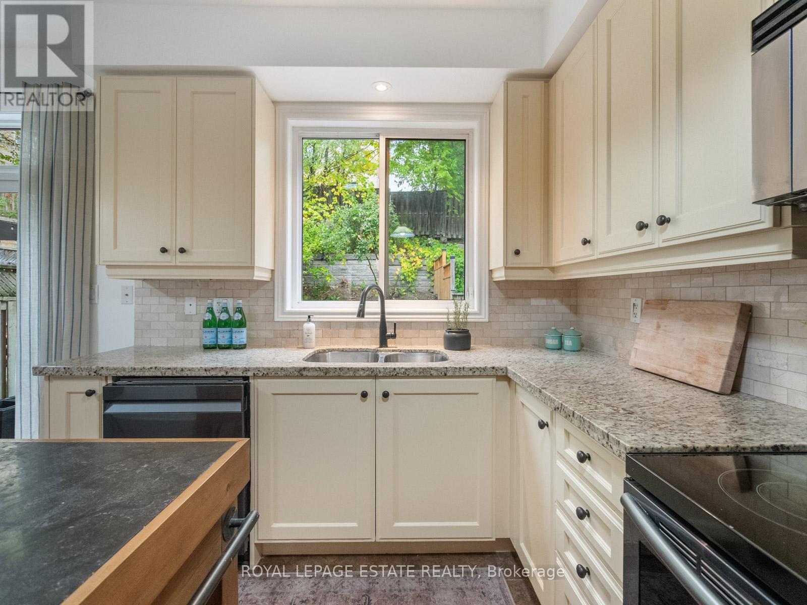 40 Bell Manor Drive, Toronto, Ontario  M8Y 0A4 - Photo 12 - W12543574