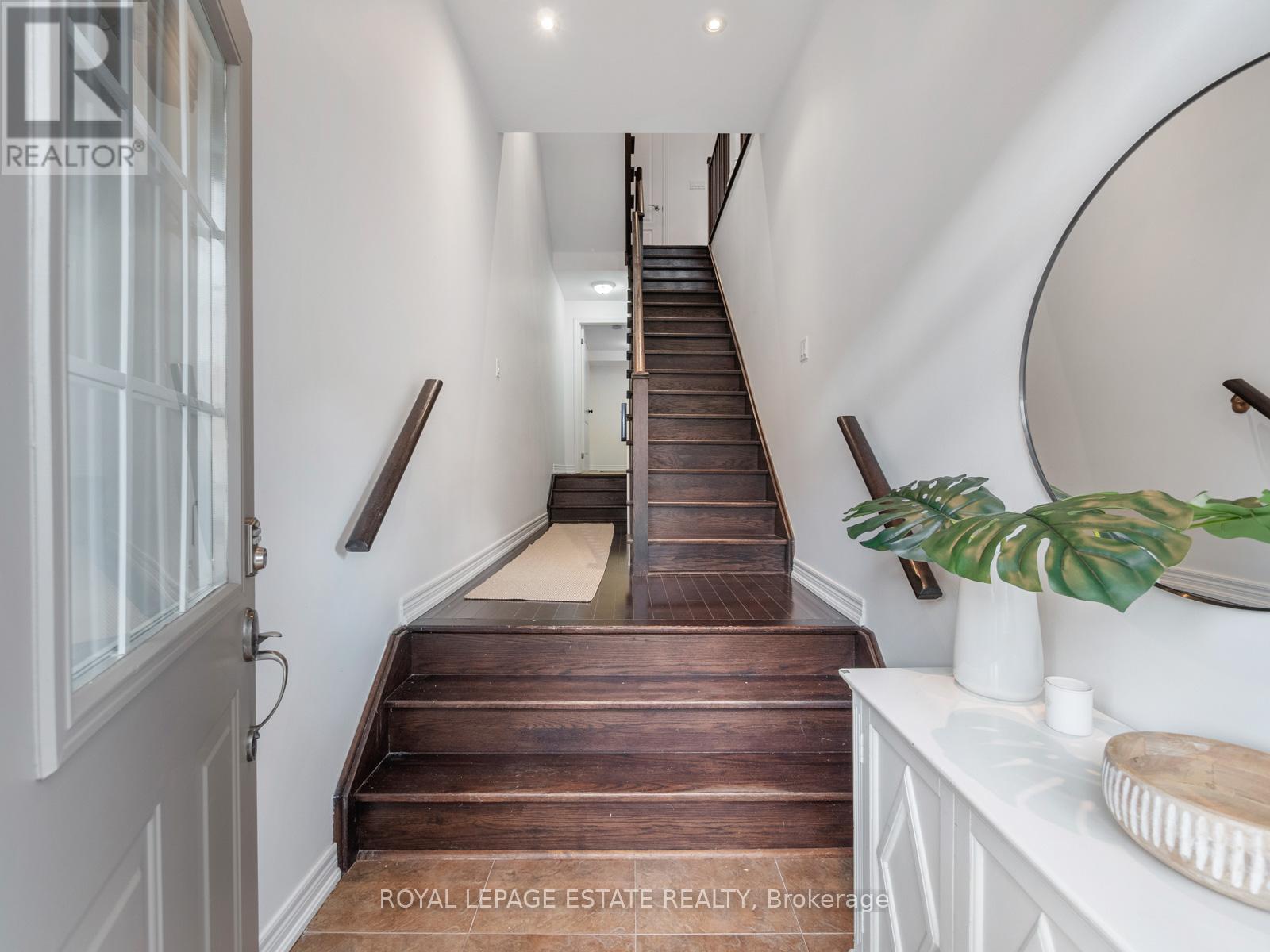 40 Bell Manor Drive, Toronto, Ontario  M8Y 0A4 - Photo 3 - W12543574