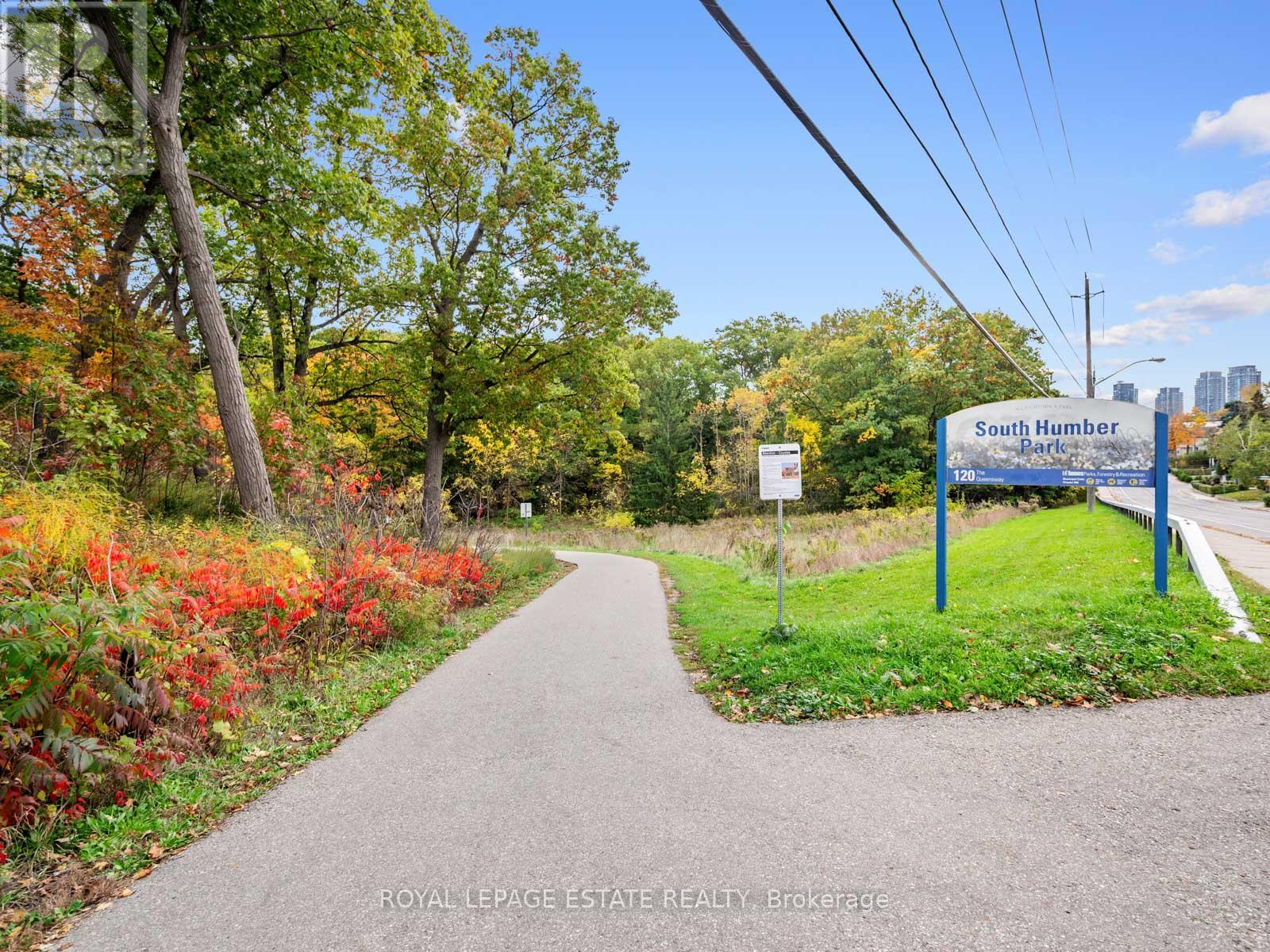 40 Bell Manor Drive, Toronto, Ontario  M8Y 0A4 - Photo 31 - W12543574