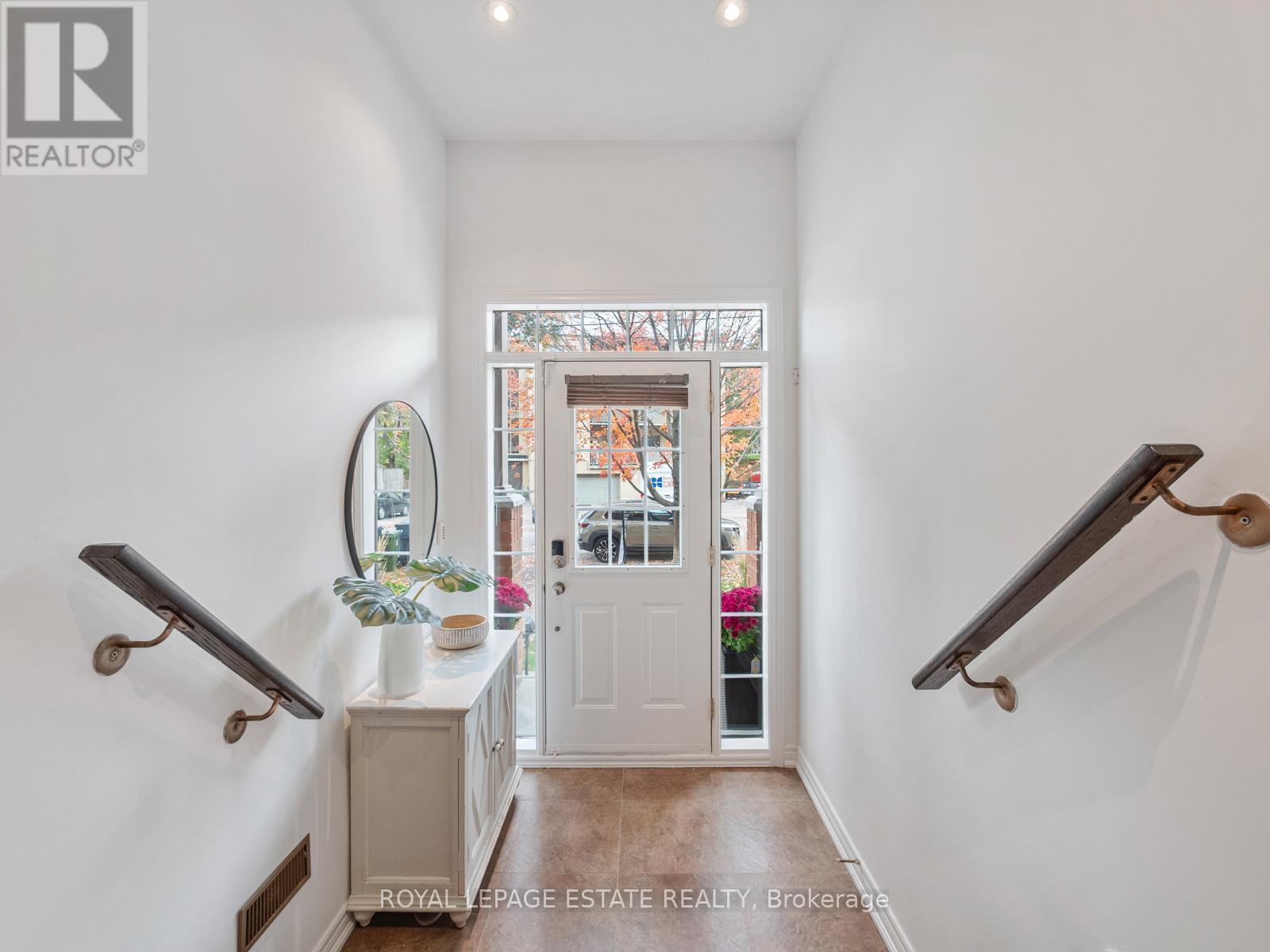 40 Bell Manor Drive, Toronto, Ontario  M8Y 0A4 - Photo 4 - W12543574