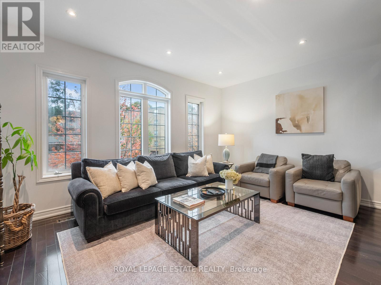 40 Bell Manor Drive, Toronto, Ontario  M8Y 0A4 - Photo 8 - W12543574