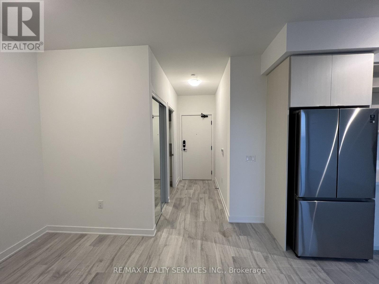 2209b - 4655 Metcalfe Avenue N, Mississauga, Ontario  L5M 0Z7 - Photo 3 - W12543588