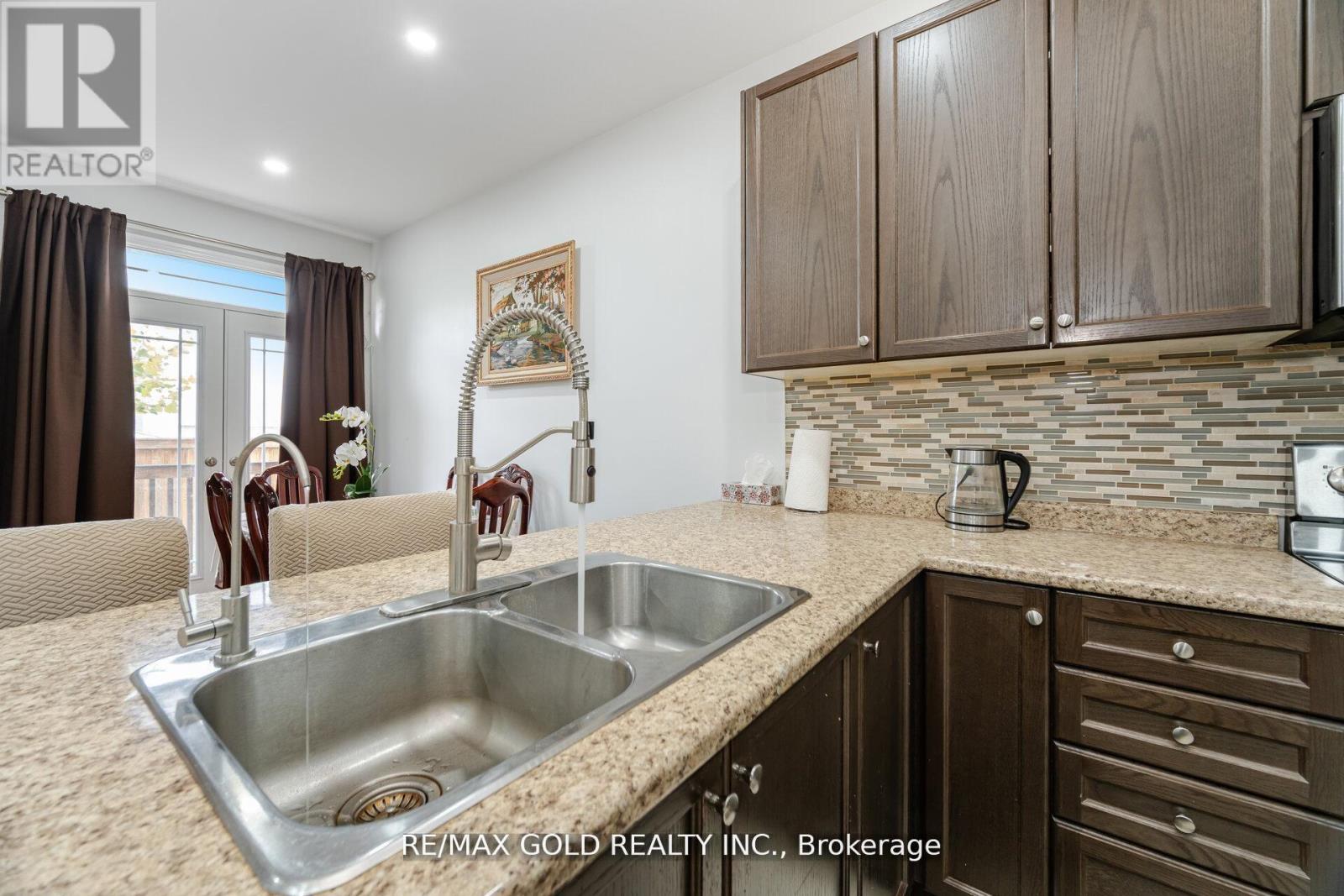 62 Valley Lane, Caledon, Ontario  L7C 4A7 - Photo 10 - W12543608