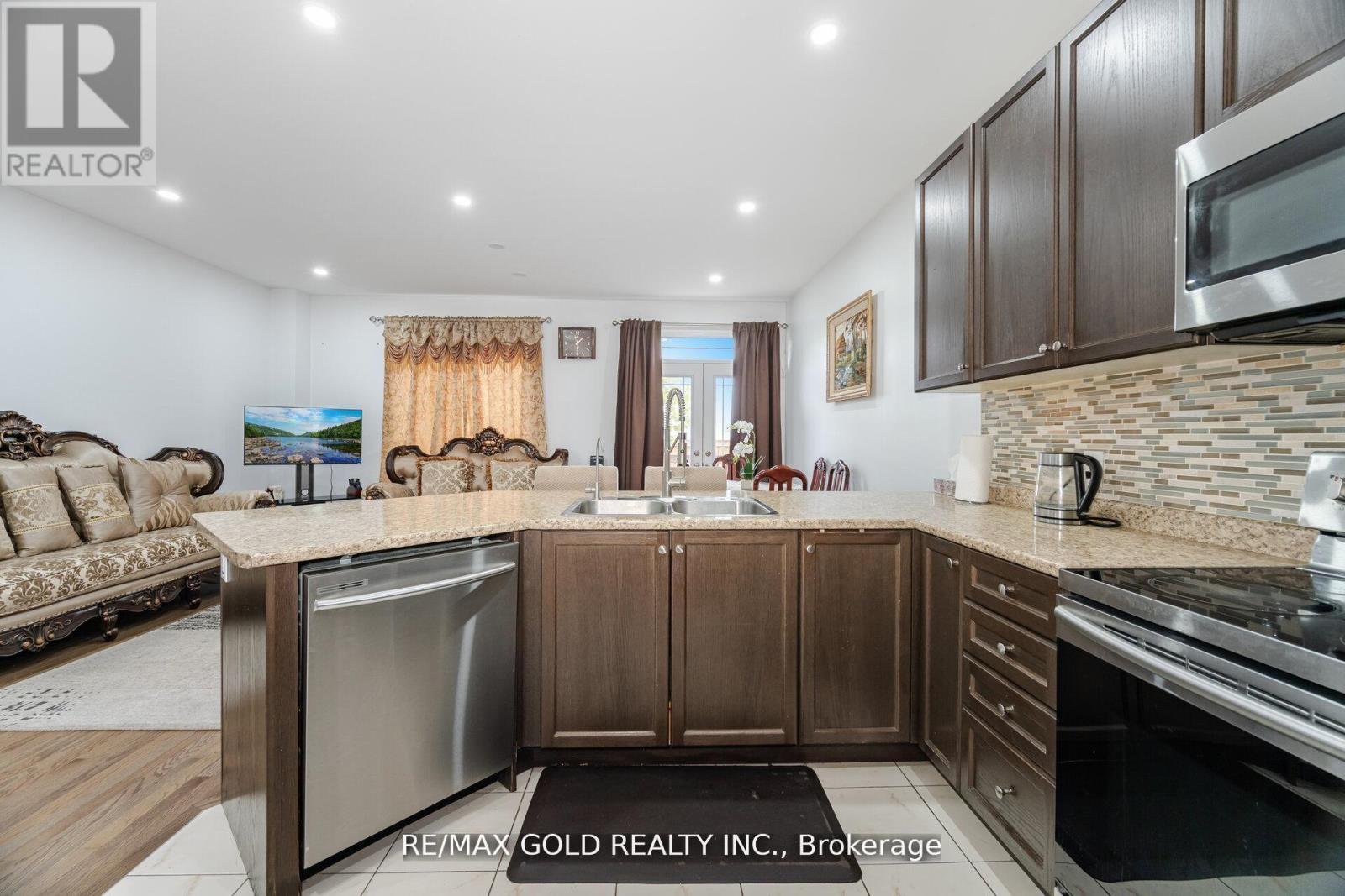 62 Valley Lane, Caledon, Ontario  L7C 4A7 - Photo 11 - W12543608