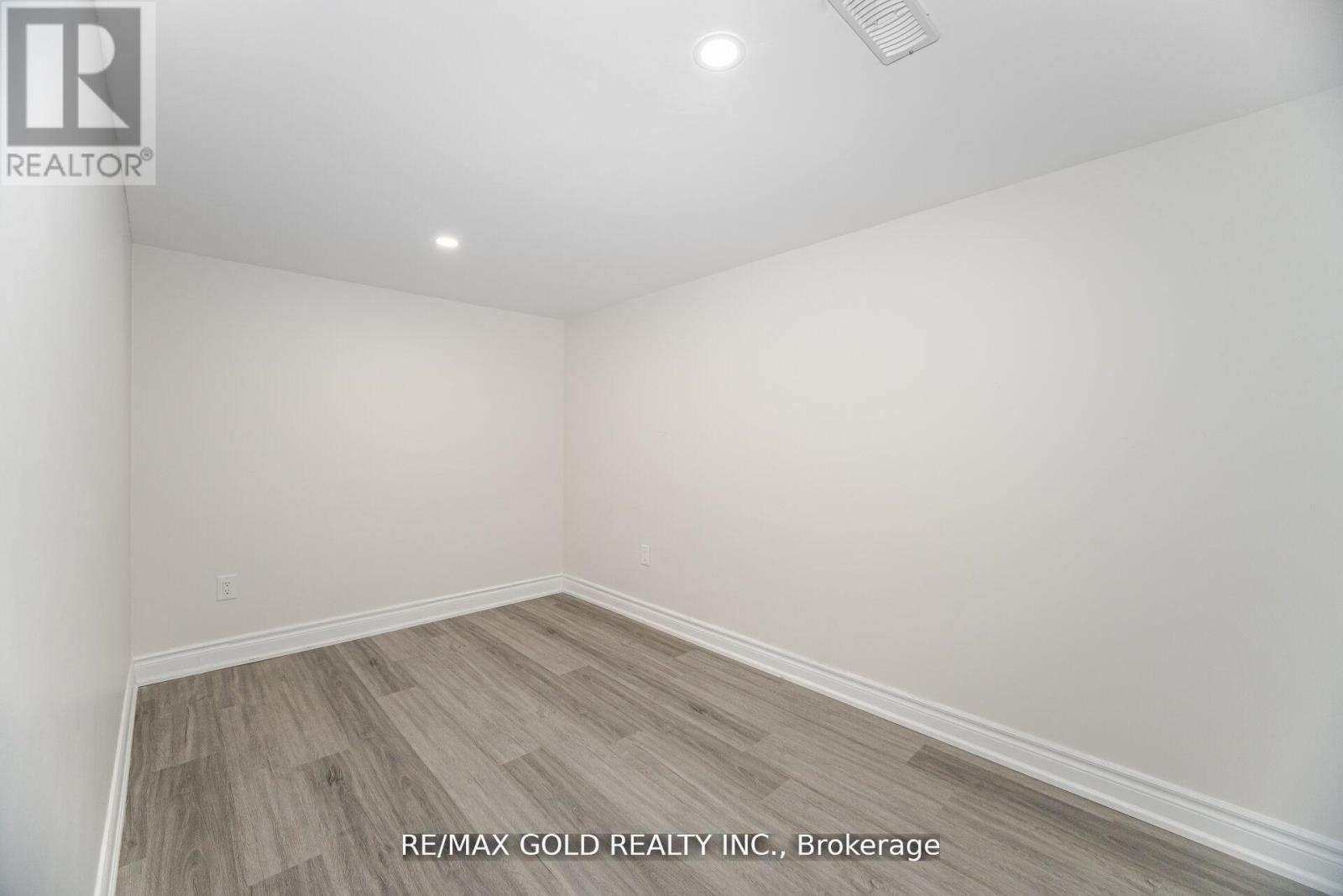 62 Valley Lane, Caledon, Ontario  L7C 4A7 - Photo 34 - W12543608