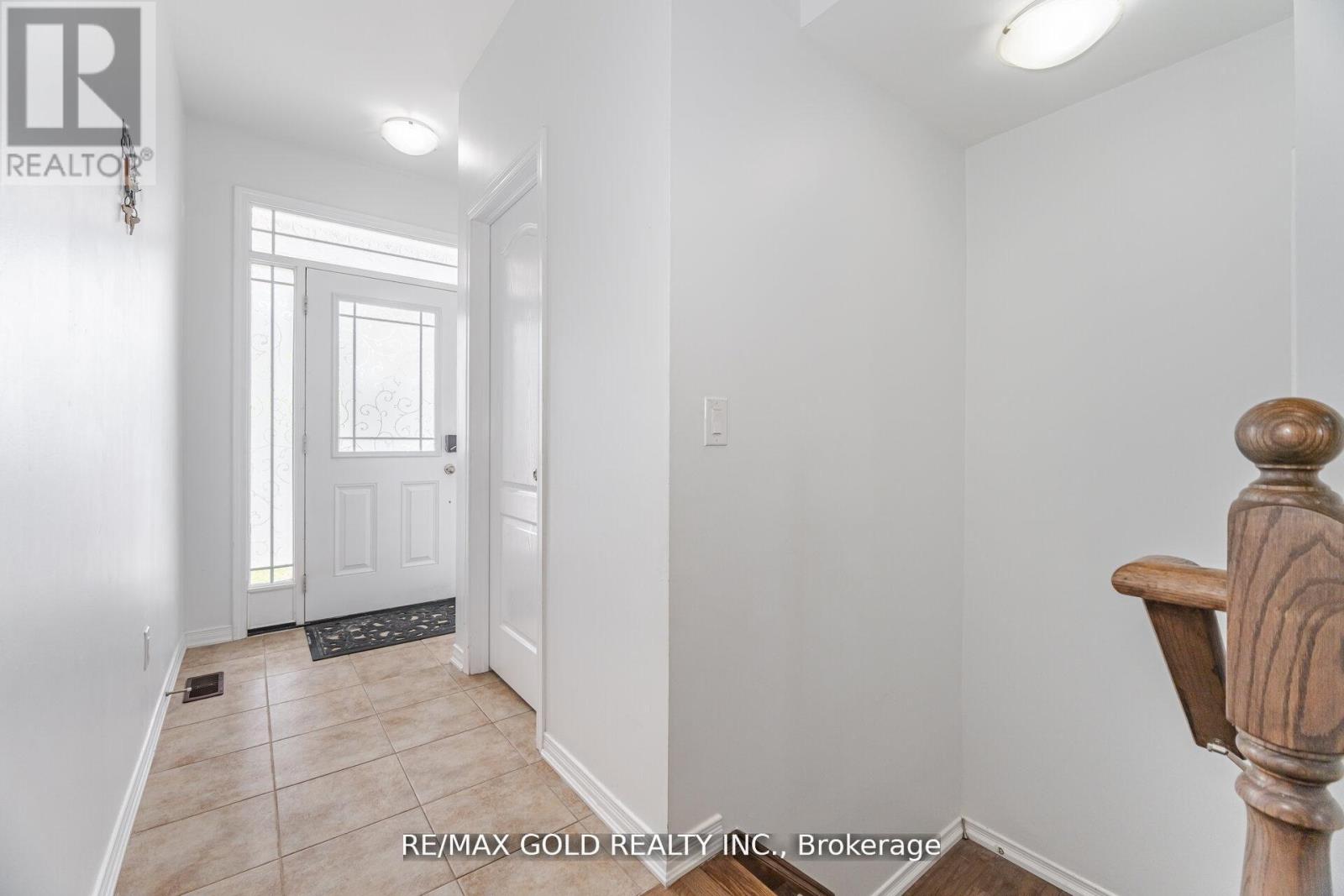 62 Valley Lane, Caledon, Ontario  L7C 4A7 - Photo 5 - W12543608