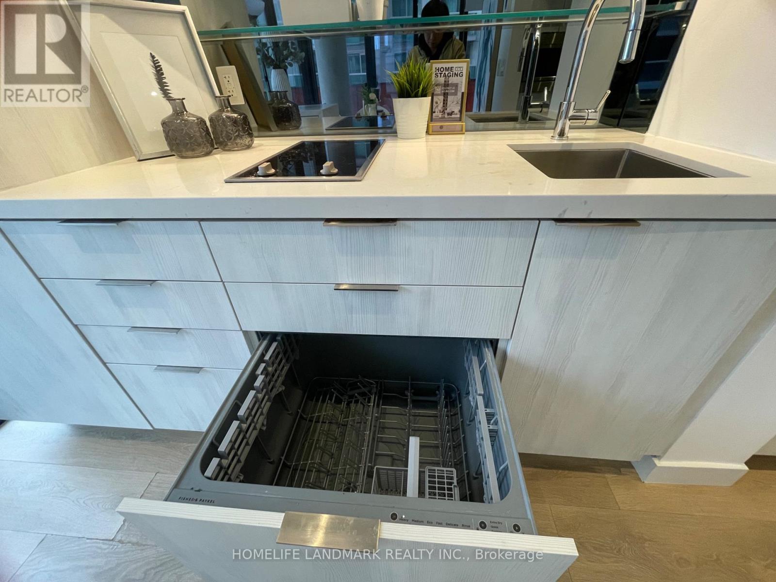 1001 - 215 Queen Street W, Toronto, Ontario M5V 0P5 - Photo 8 - C12543642