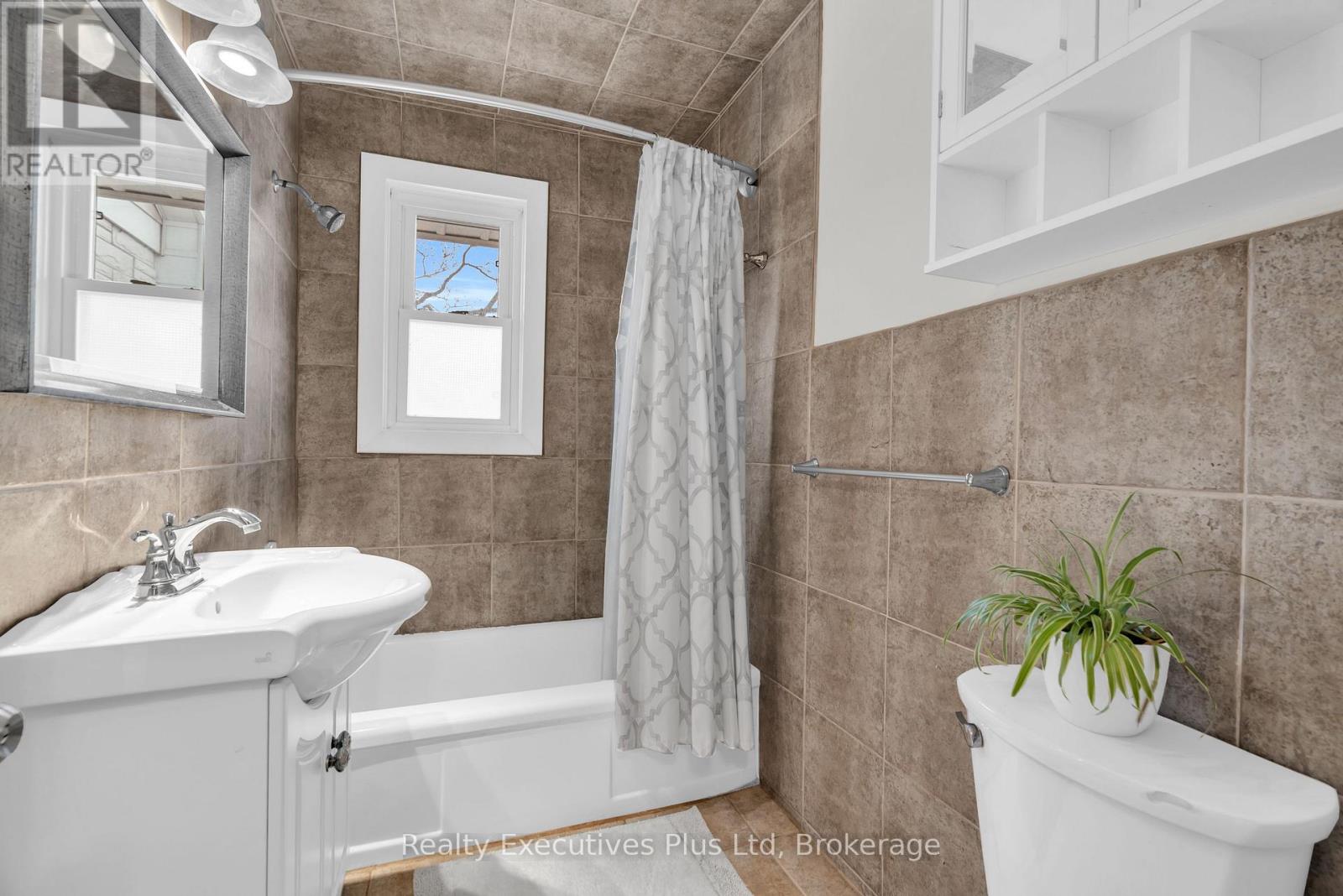 20 Summit Crescent, Guelph, Ontario N1H 1S3 - Photo 19 - X12543660