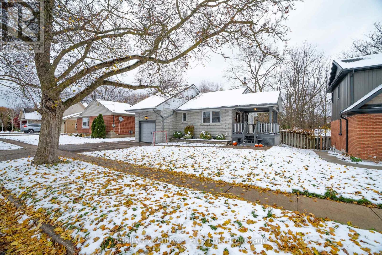 20 Summit Crescent, Guelph, Ontario N1H 1S3 - Photo 2 - X12543660