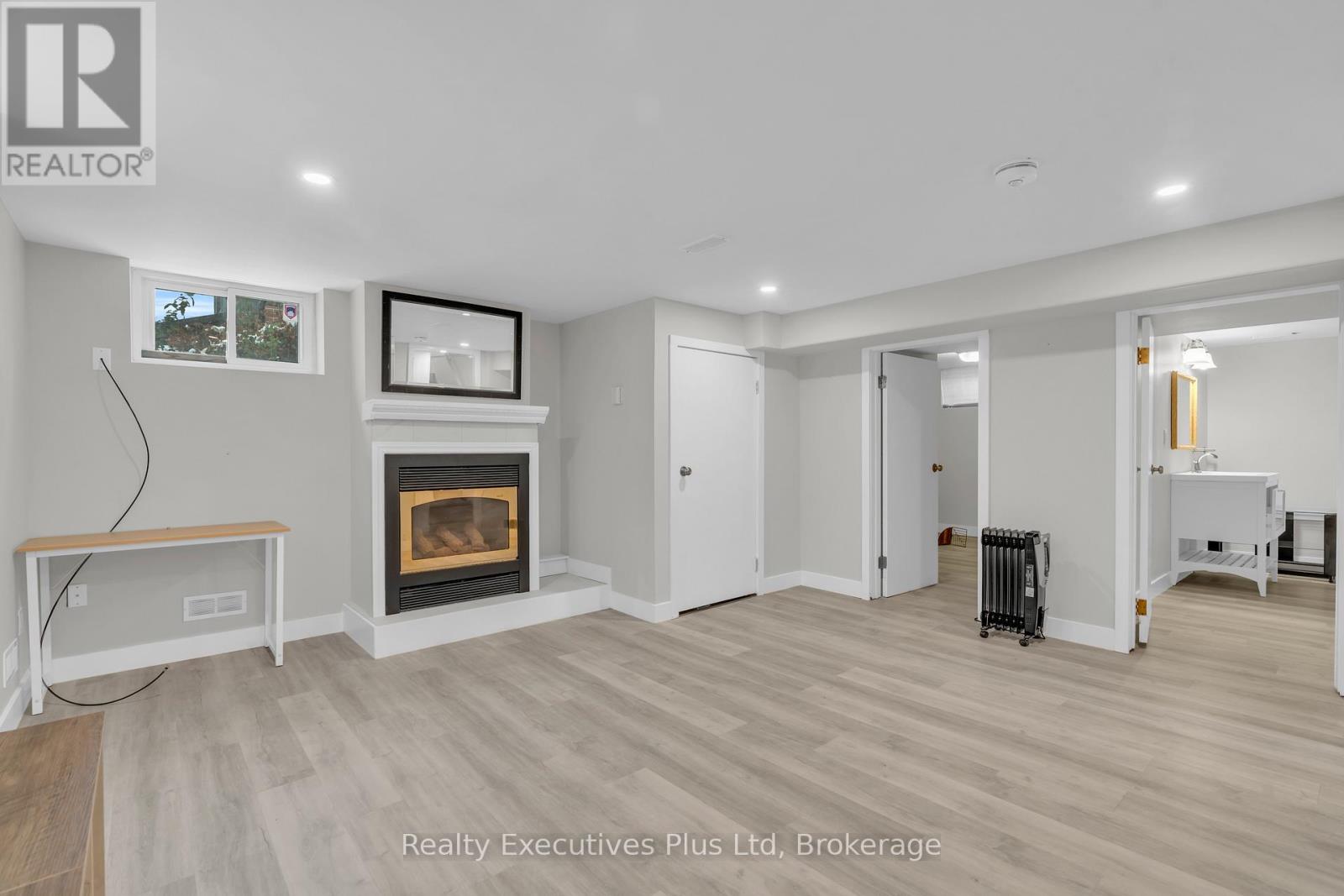 20 Summit Crescent, Guelph, Ontario N1H 1S3 - Photo 28 - X12543660