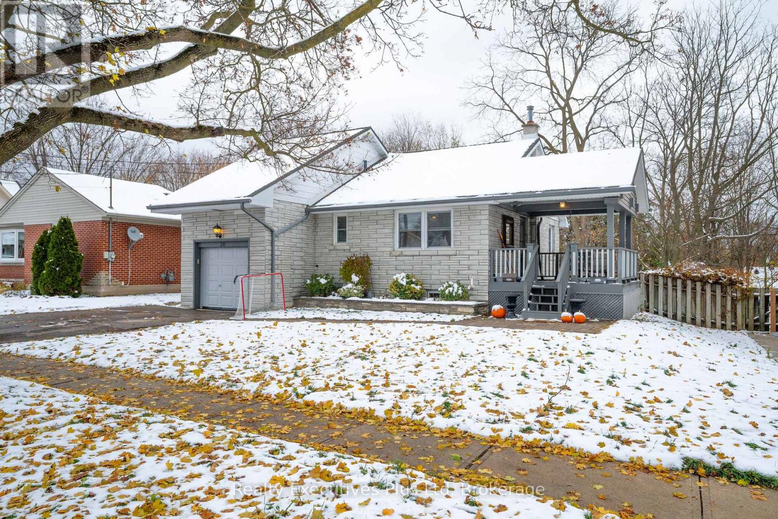 20 Summit Crescent, Guelph, Ontario N1H 1S3 - Photo 3 - X12543660