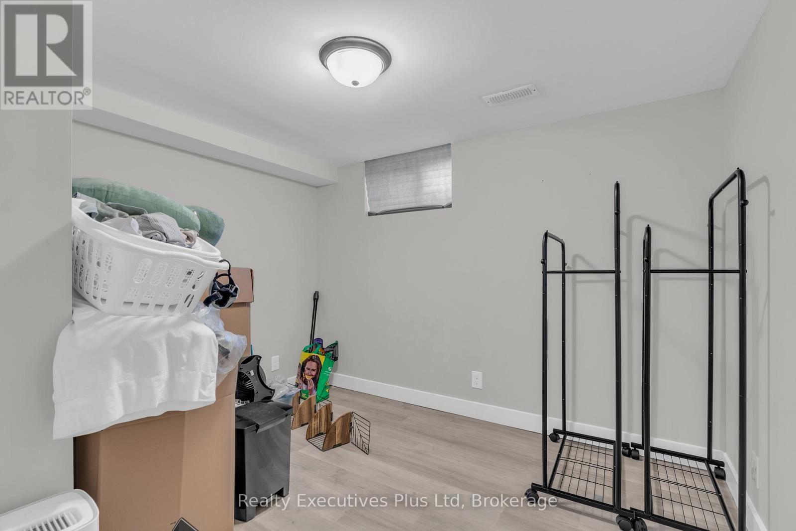 20 Summit Crescent, Guelph, Ontario N1H 1S3 - Photo 32 - X12543660