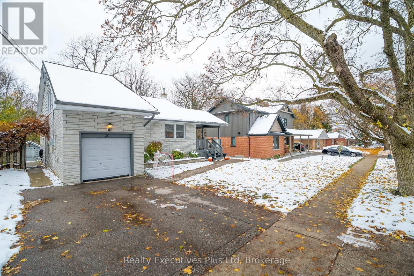 20 Summit Crescent, Guelph, Ontario N1H 1S3 - Photo 4 - X12543660