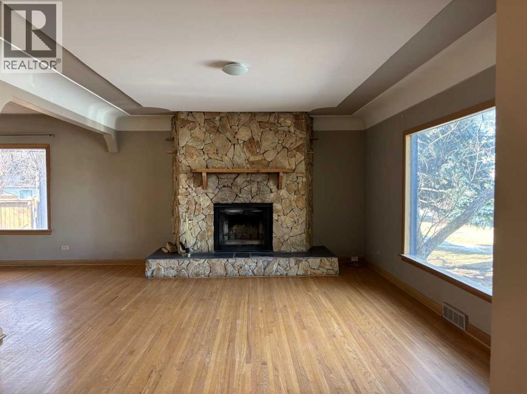 2111 Halifax Crescent Nw, Calgary, Alberta  T2M 4C8 - Photo 5 - A2211175