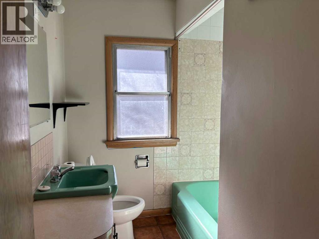 2111 Halifax Crescent Nw, Calgary, Alberta  T2M 4C8 - Photo 16 - A2211175