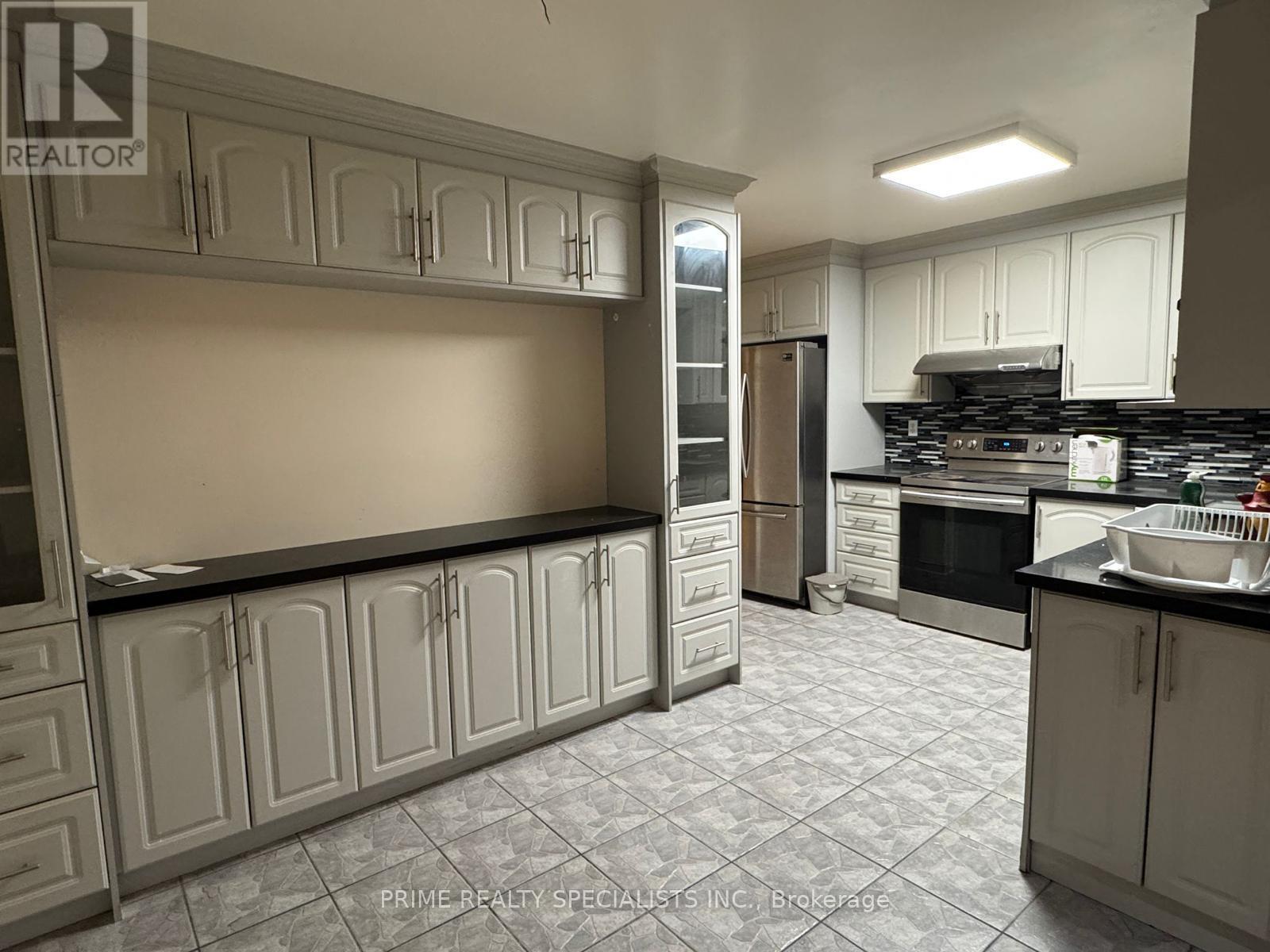 122 Olympia Crescent, Brampton, Ontario  L6X 4W3 - Photo 2 - W12425688