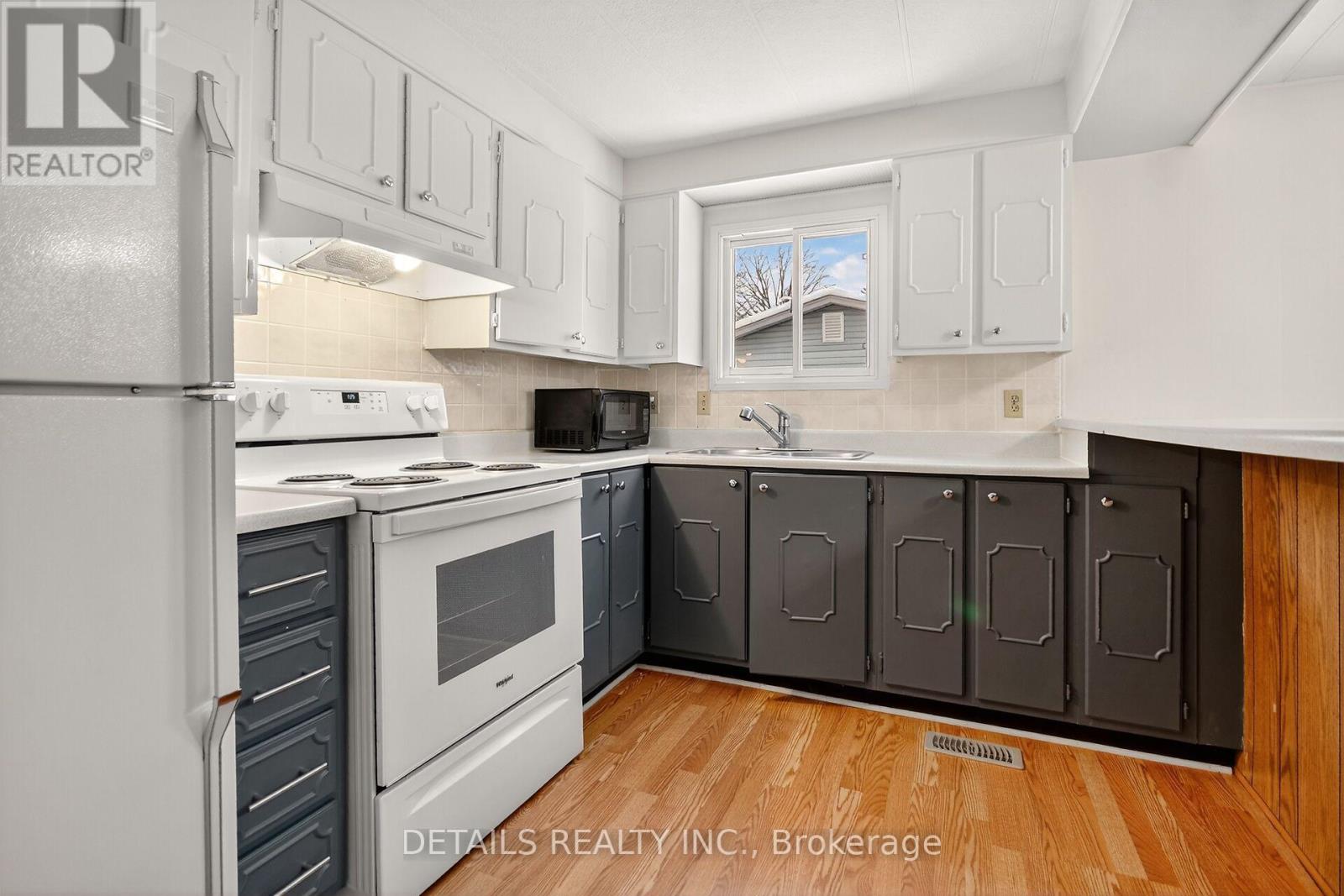 9 Maplewood Avenue, Beckwith, Ontario K7C 3P1 - Photo 8 - X12543684