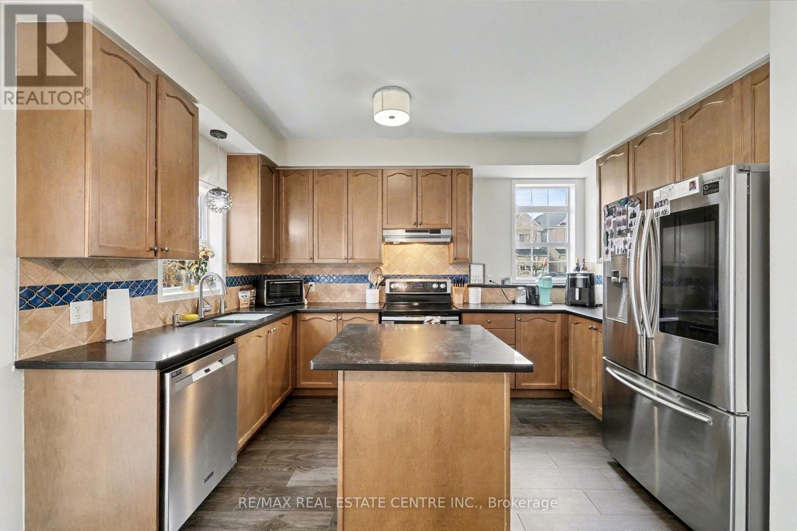 56 Vanguard Drive, Whitby, Ontario  L1M 2N8 - Photo 12 - E12543682