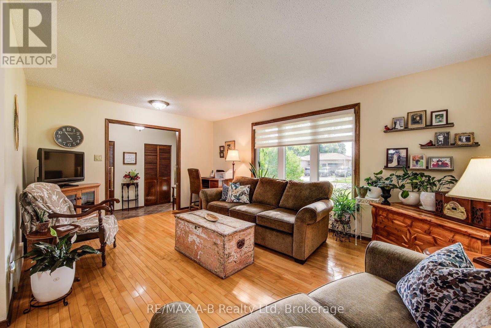 80 Queen Street, East Zorra-Tavistock, Ontario  N0B 2R0 - Photo 11 - X12373567