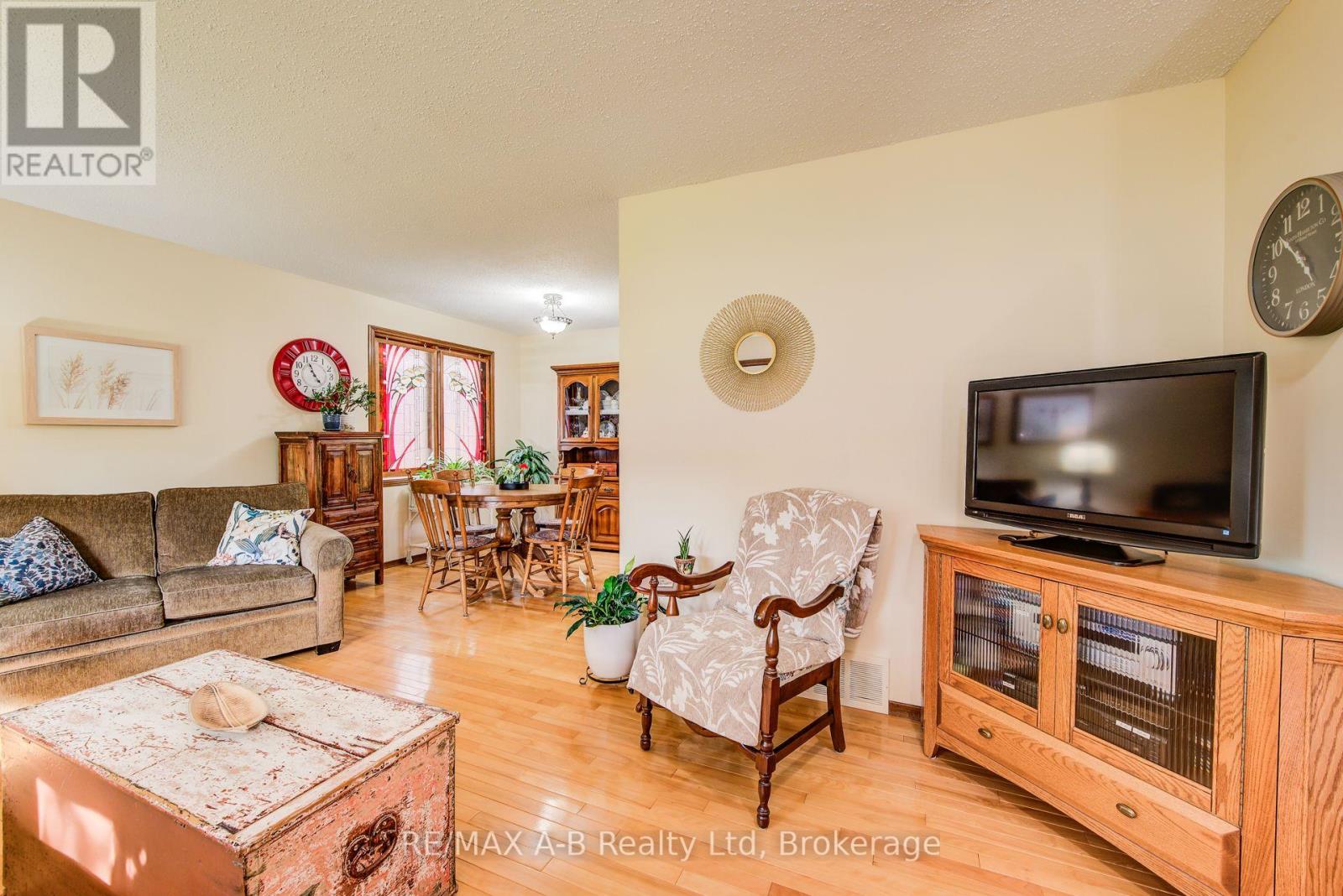 80 Queen Street, East Zorra-Tavistock, Ontario  N0B 2R0 - Photo 8 - X12373567