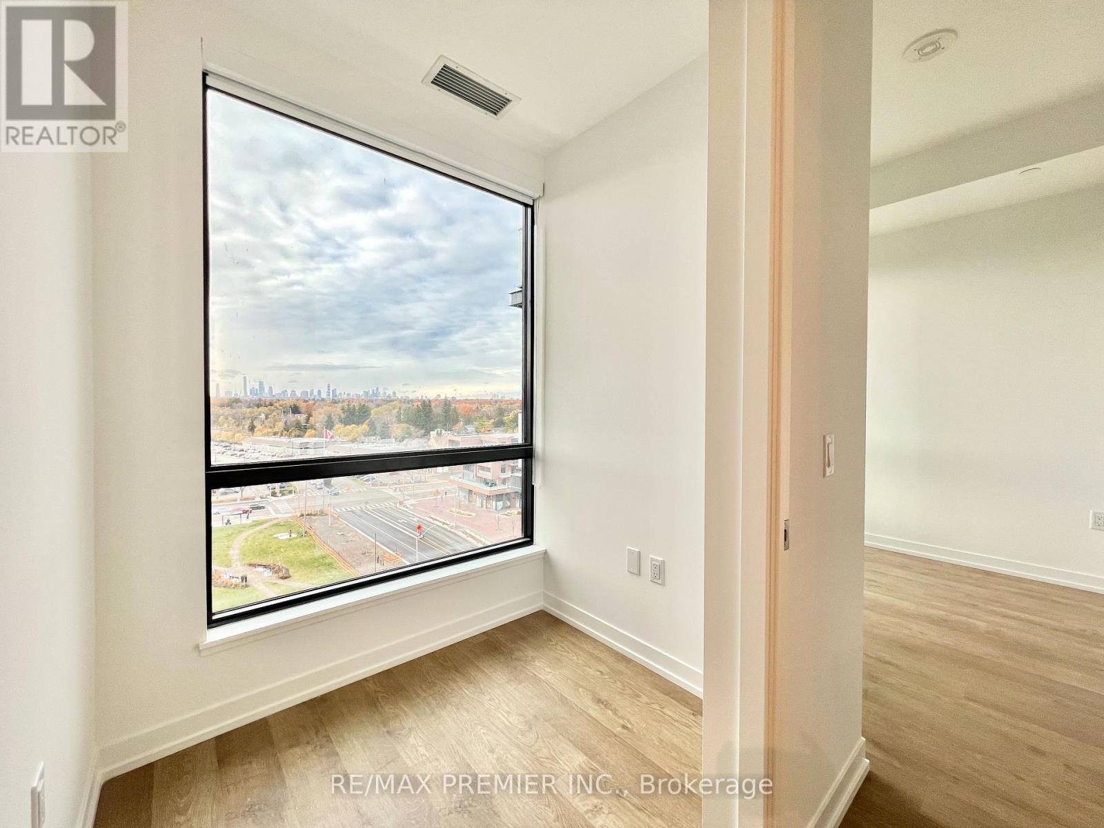 251 Masonry Way, Mississauga, Ontario  L5H 0B2 - Photo 5 - W12543718