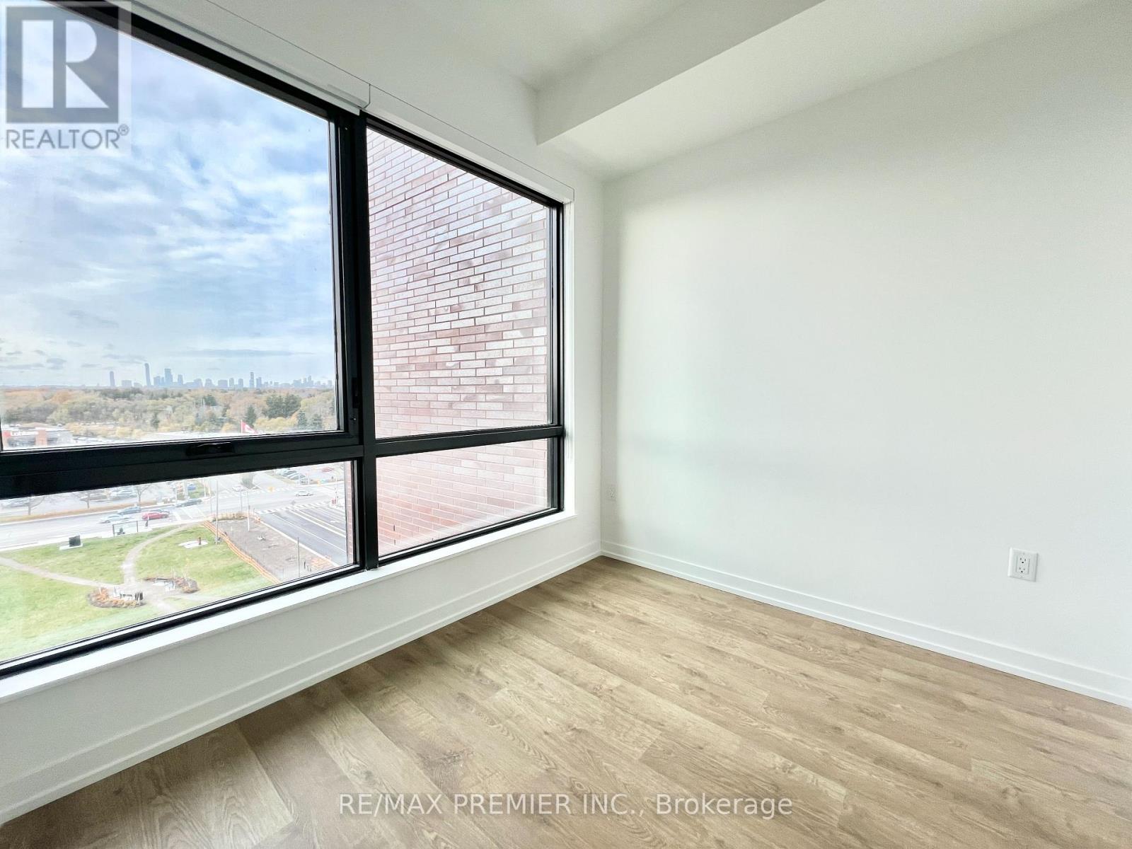 251 Masonry Way, Mississauga, Ontario  L5H 0B2 - Photo 6 - W12543718