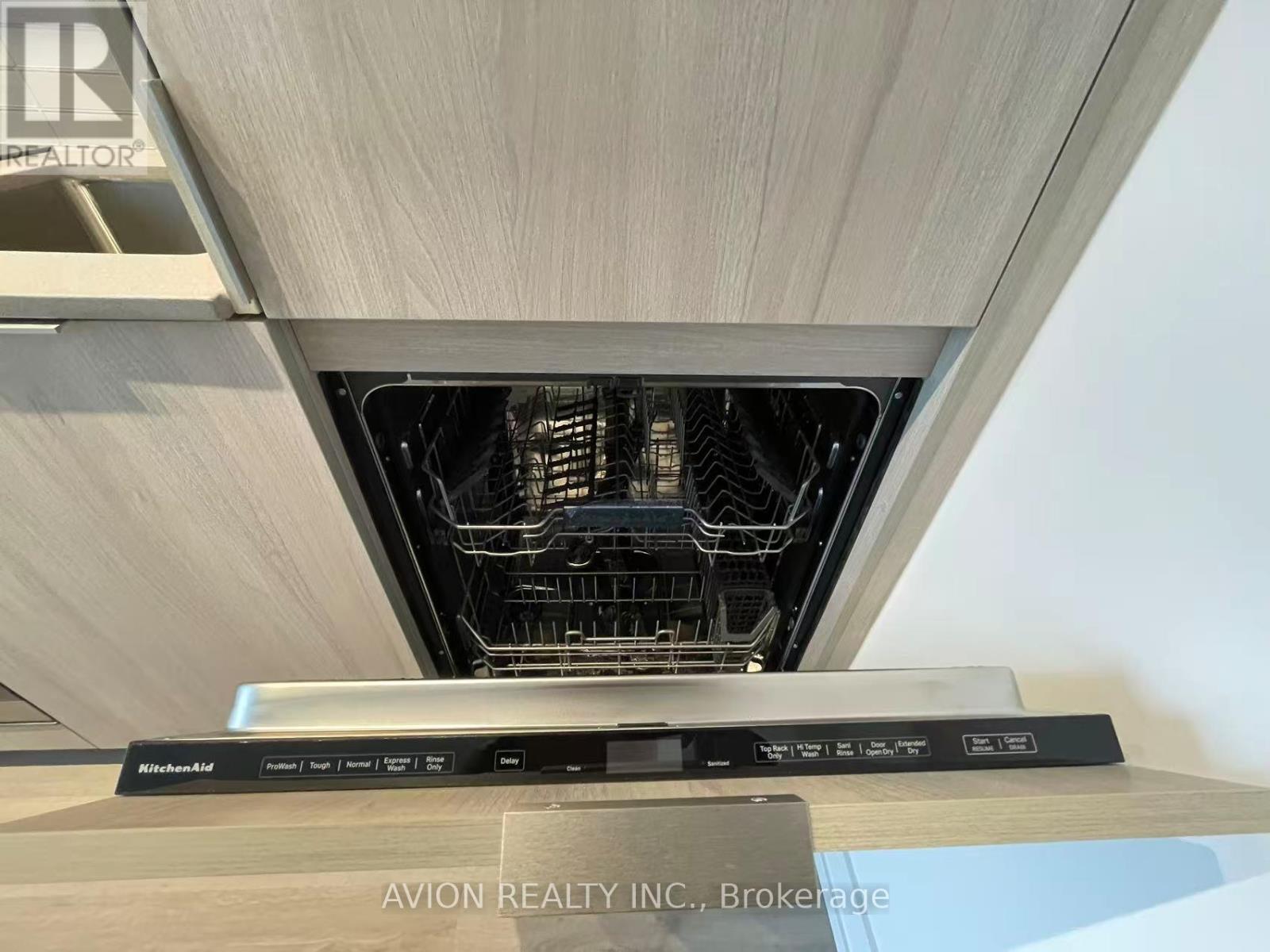 702 - 395 Square One Drive, Mississauga, Ontario  L5B 0P6 - Photo 5 - W12543762