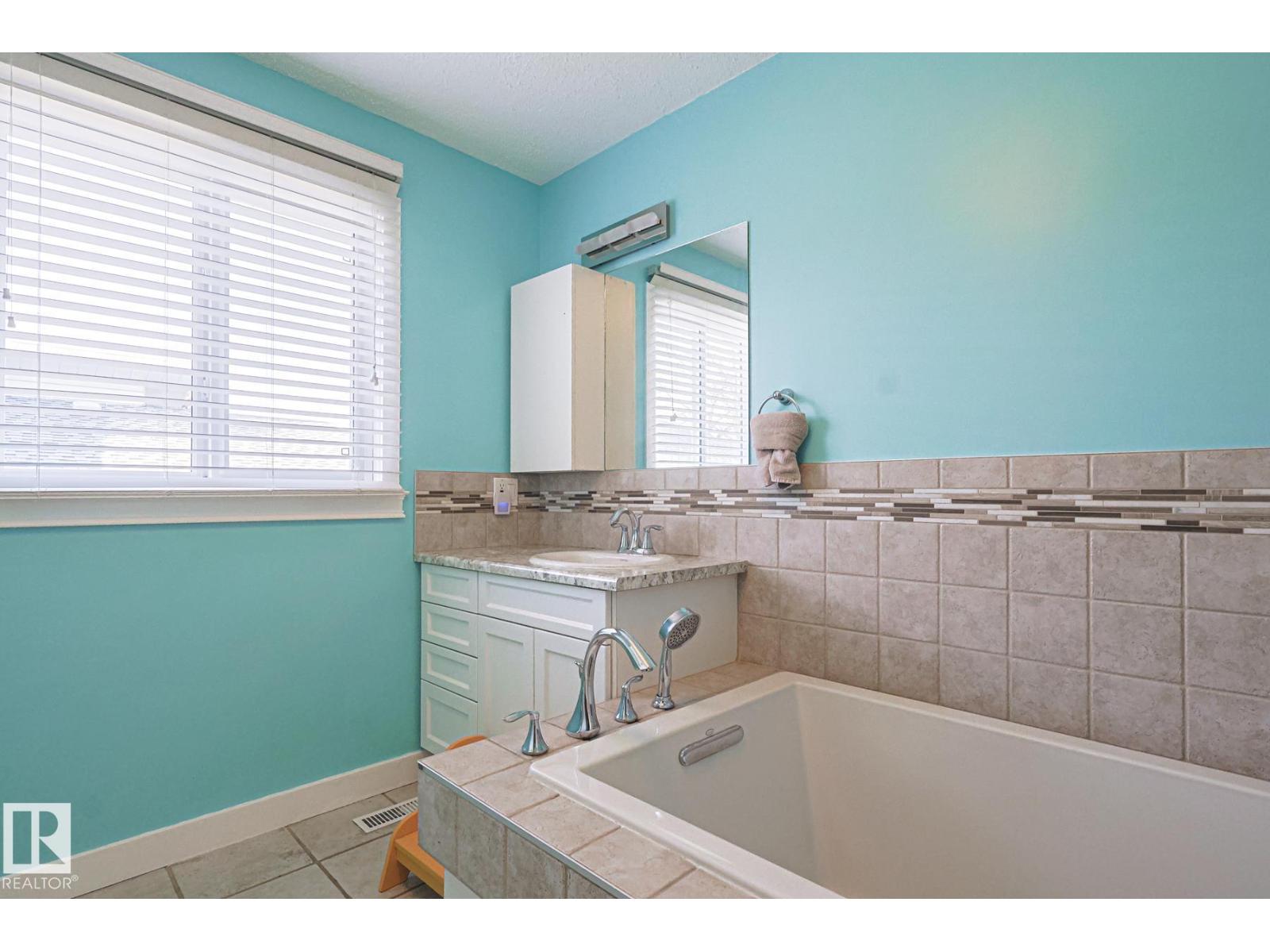 4211 30 Av Nw, Edmonton, Alberta  T6L 4P1 - Photo 12 - E4465681