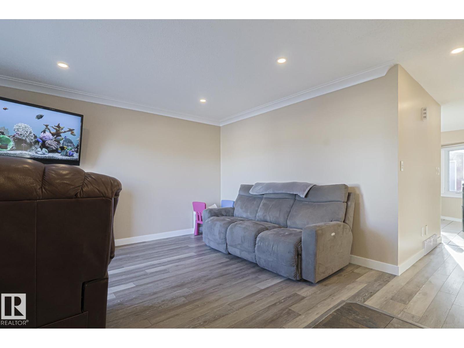 4211 30 Av Nw, Edmonton, Alberta  T6L 4P1 - Photo 3 - E4465681