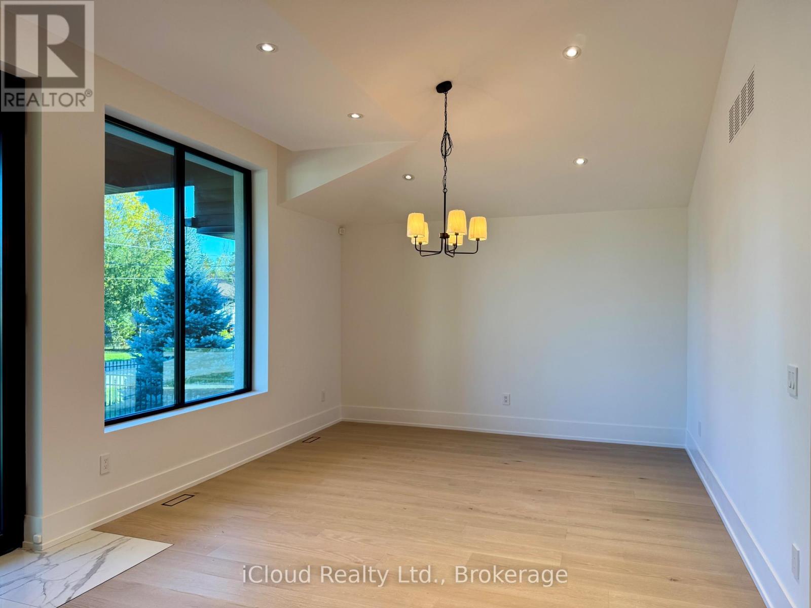 201 Troy Street, Mississauga, Ontario  L5G 1S9 - Photo 11 - W12467415