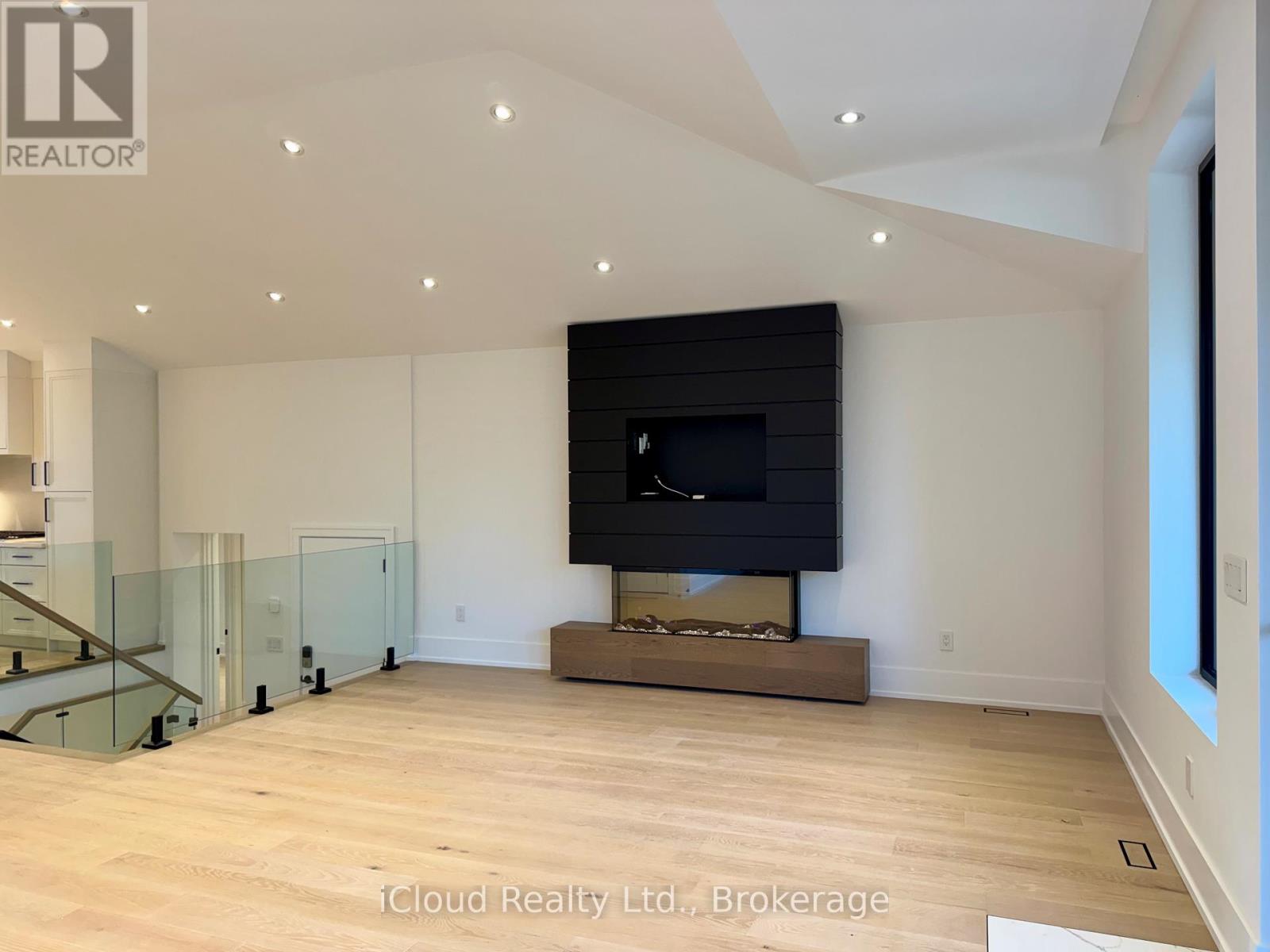 201 Troy Street, Mississauga, Ontario  L5G 1S9 - Photo 7 - W12467415