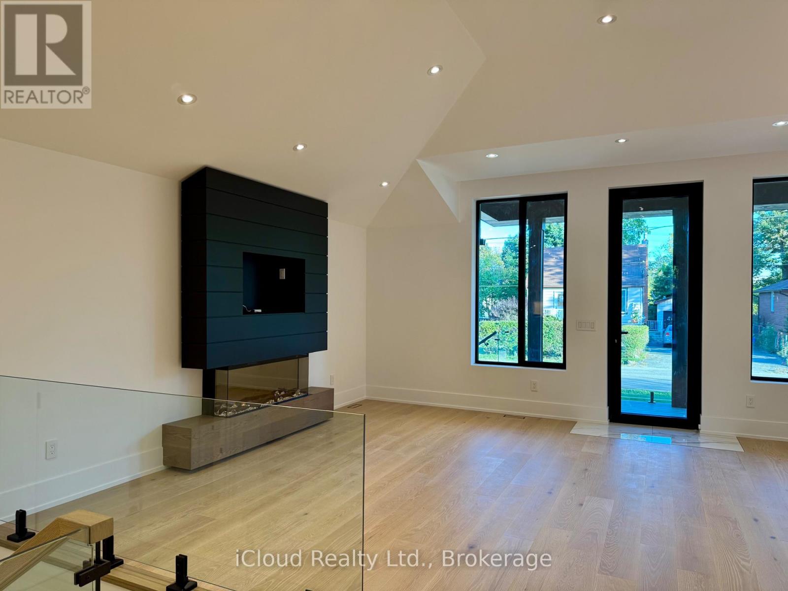 201 Troy Street, Mississauga, Ontario  L5G 1S9 - Photo 9 - W12467415