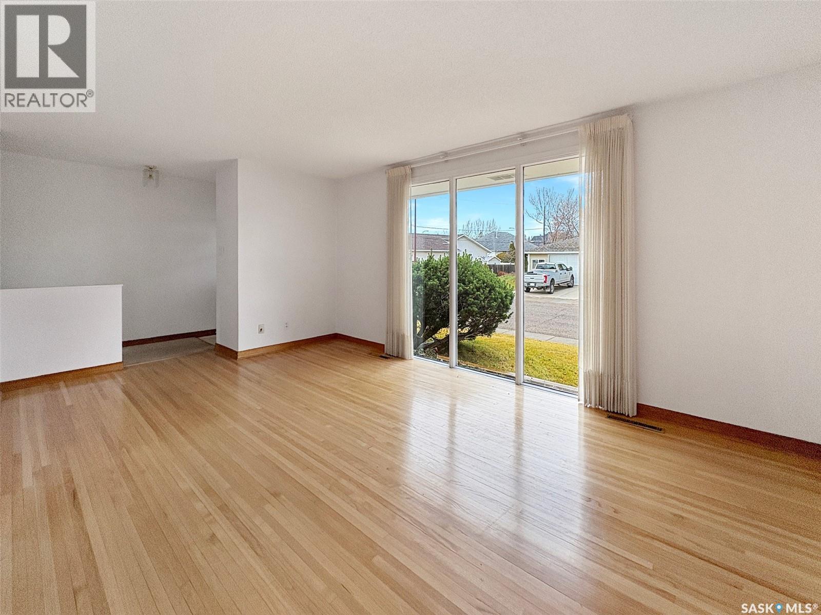 780 8th Avenue Ne, Swift Current, Saskatchewan  S9H 2R5 - Photo 3 - SK024020