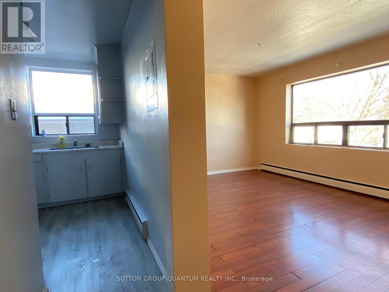 #2 - 25a Milton Street, Toronto, Ontario  M8Y 2X7 - Photo 8 - W12543772