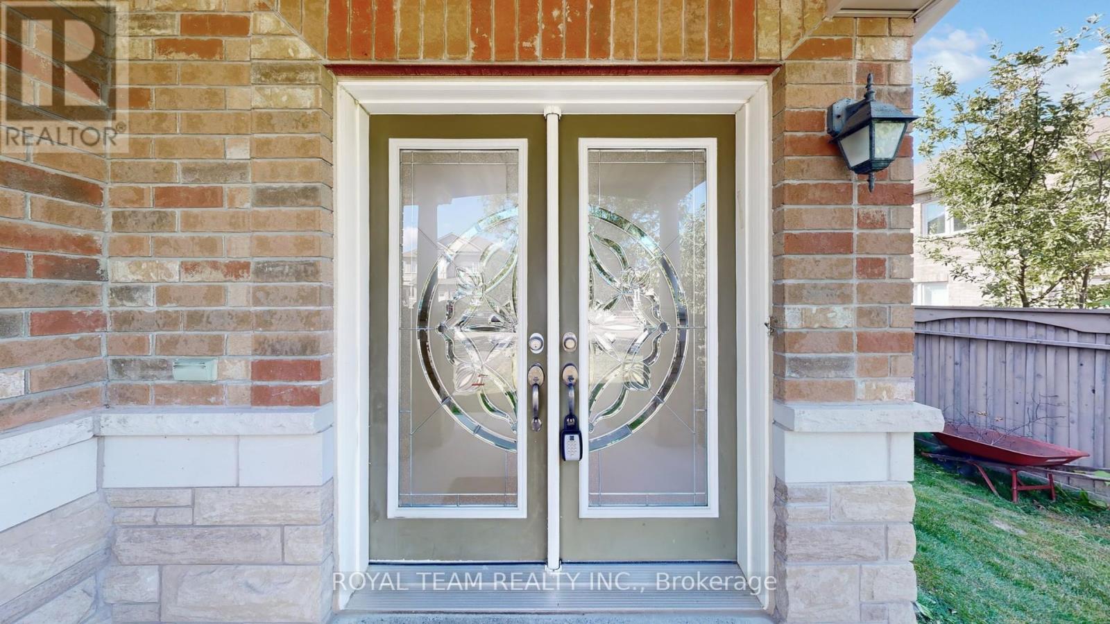 246 Lauderdale Drive, Vaughan, Ontario  L6A 0N4 - Photo 2 - N12543794