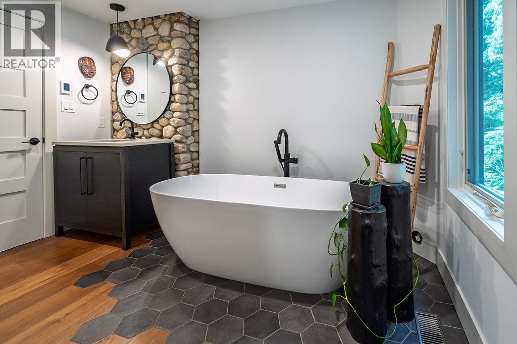 4225 3a Highway, Nelson, British Columbia  V1L 6N1 - Photo 43 - 10359107