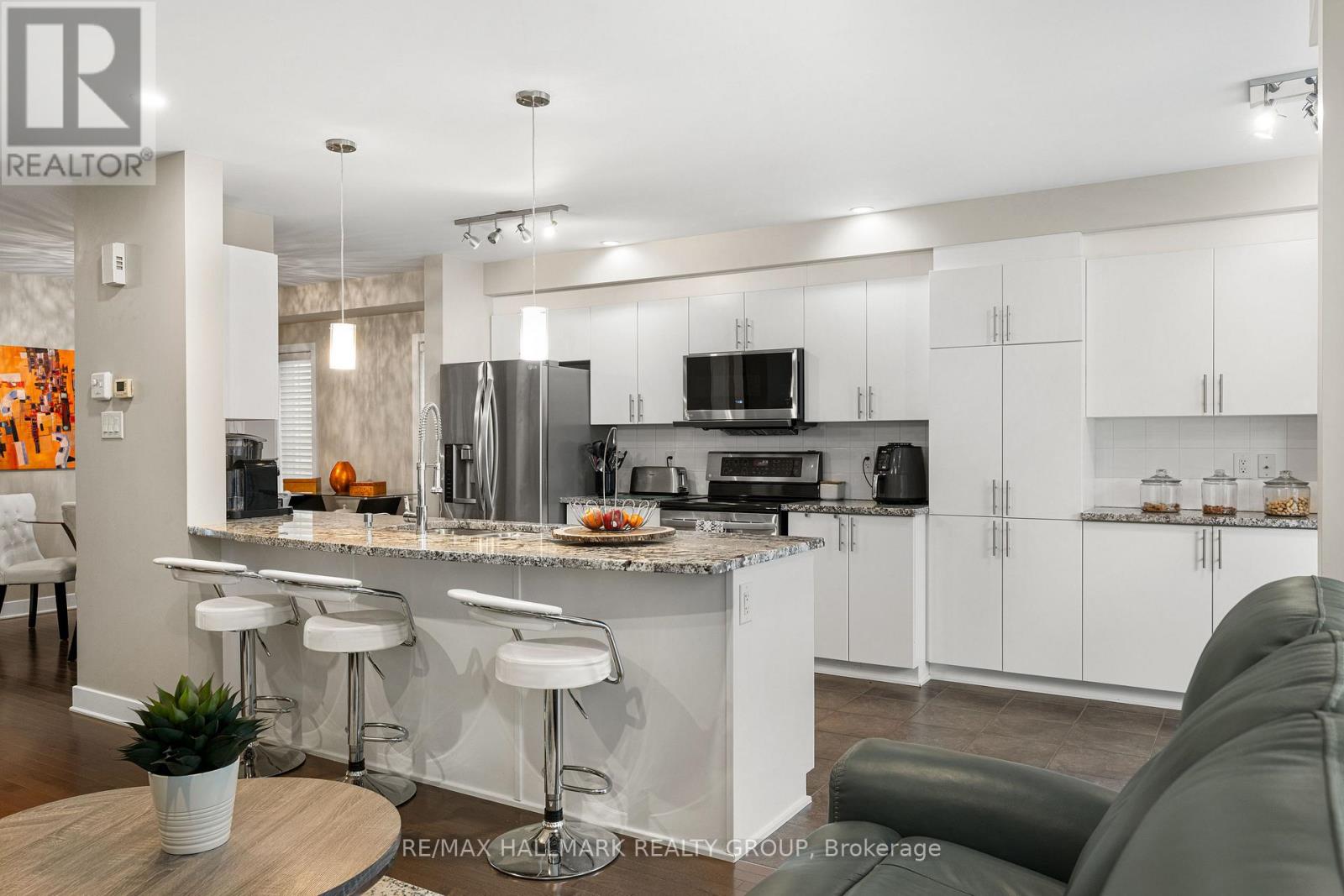 311 Travis Street, Ottawa, Ontario  K1W 0E5 - Photo 11 - X12543850