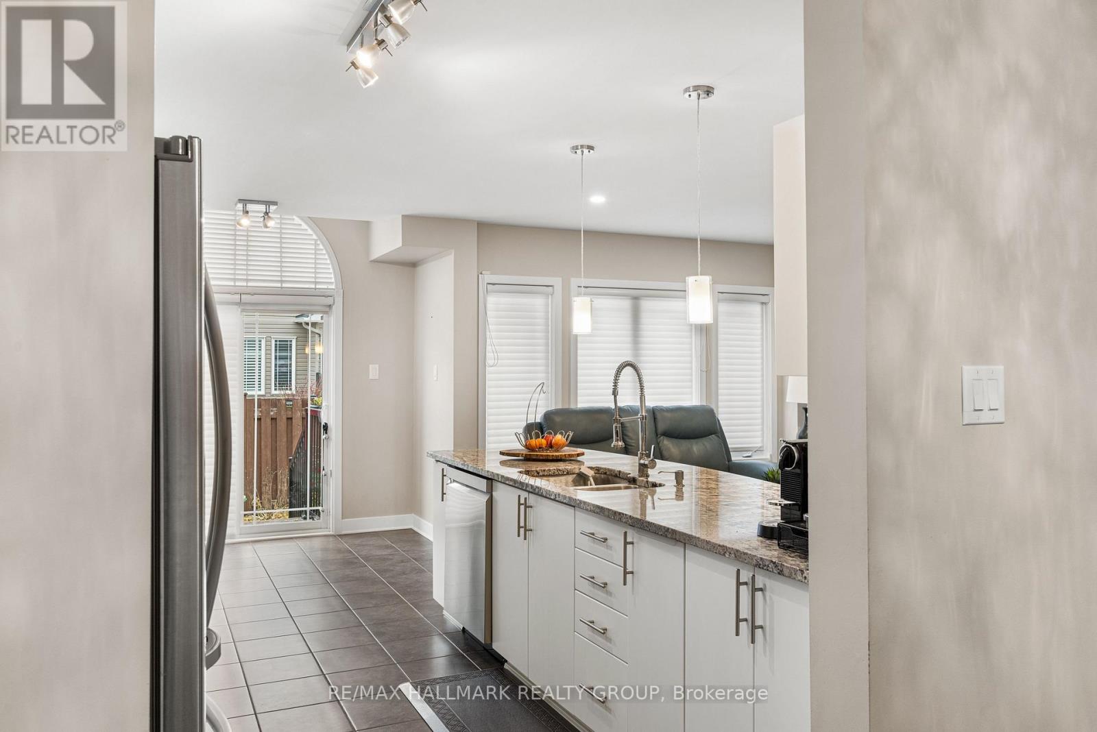 311 Travis Street, Ottawa, Ontario  K1W 0E5 - Photo 8 - X12543850