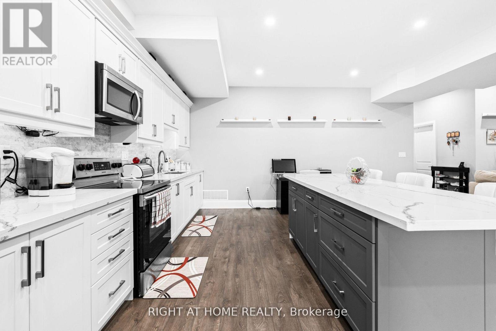 993 Gilmore Avenue, Innisfil, Ontario  L0L 1W0 - Photo 18 - N12543848