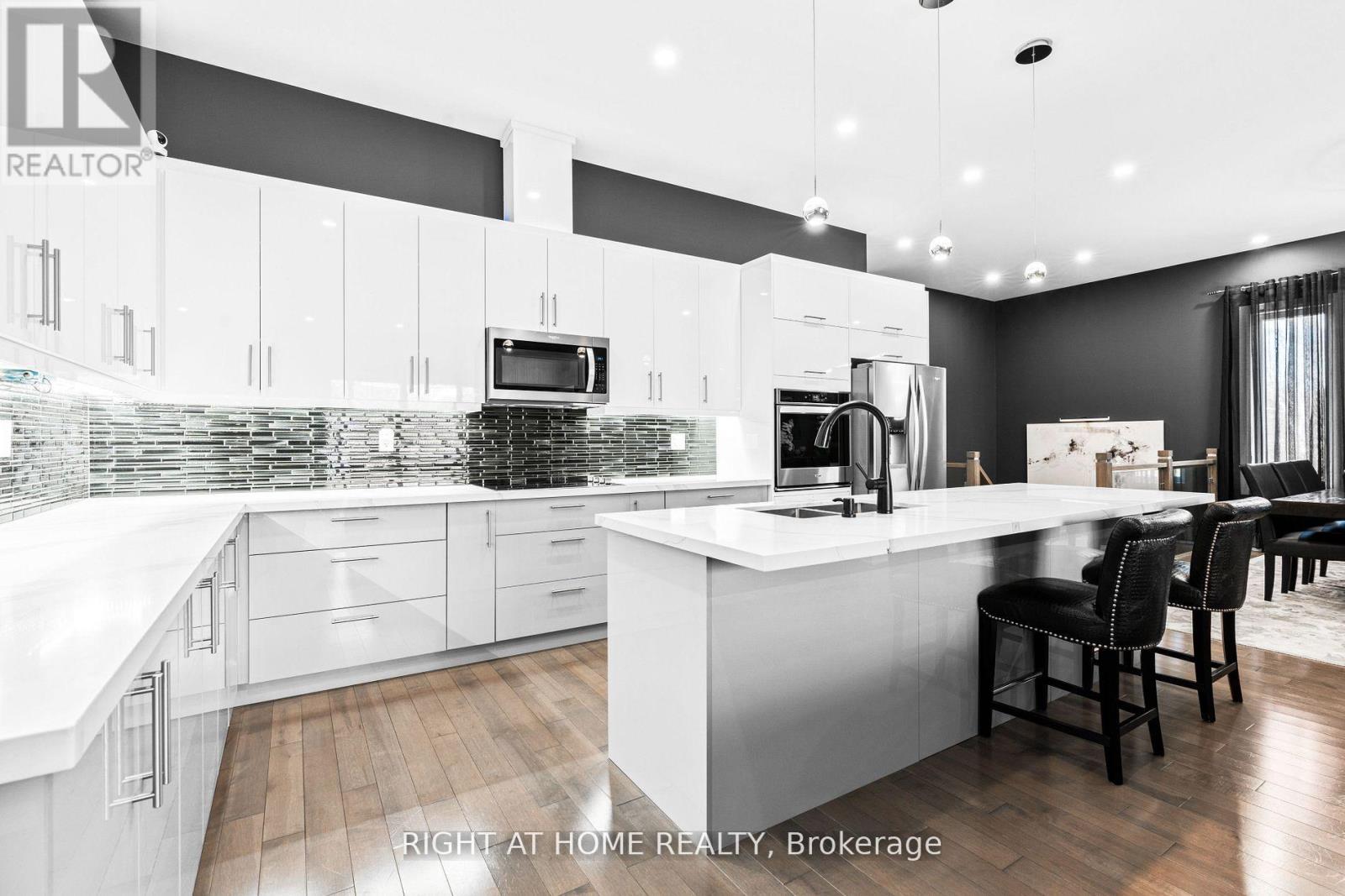 993 Gilmore Avenue, Innisfil, Ontario  L0L 1W0 - Photo 5 - N12543848