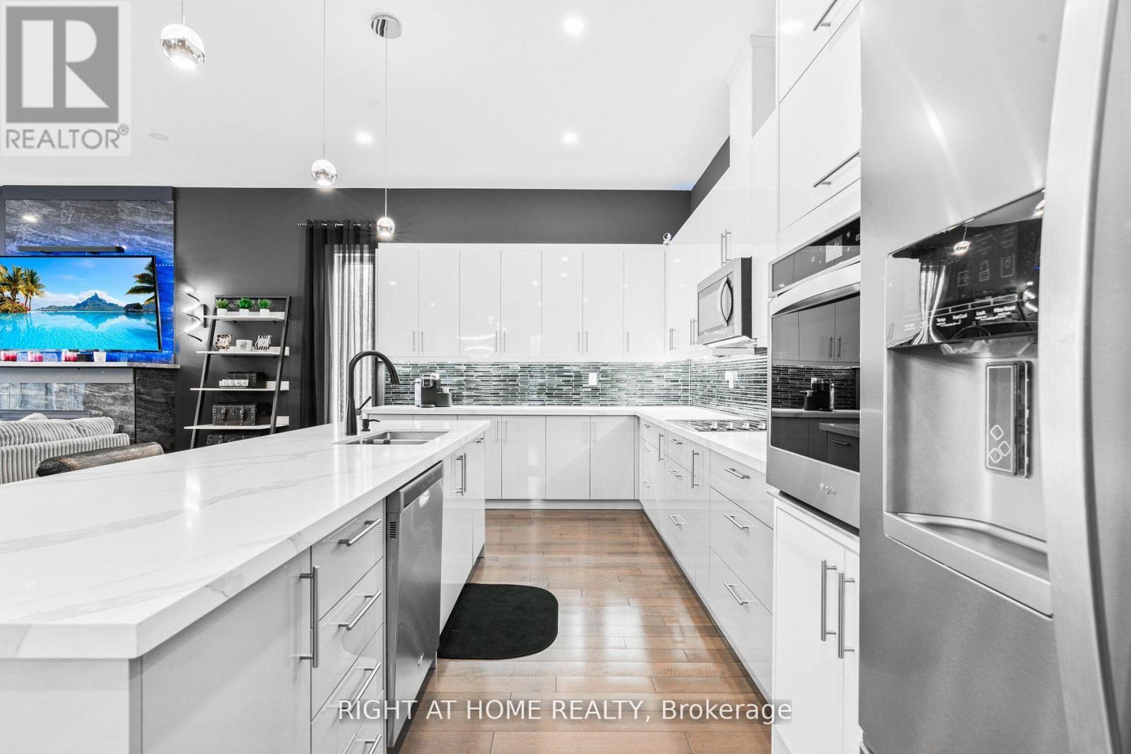 993 Gilmore Avenue, Innisfil, Ontario  L0L 1W0 - Photo 6 - N12543848