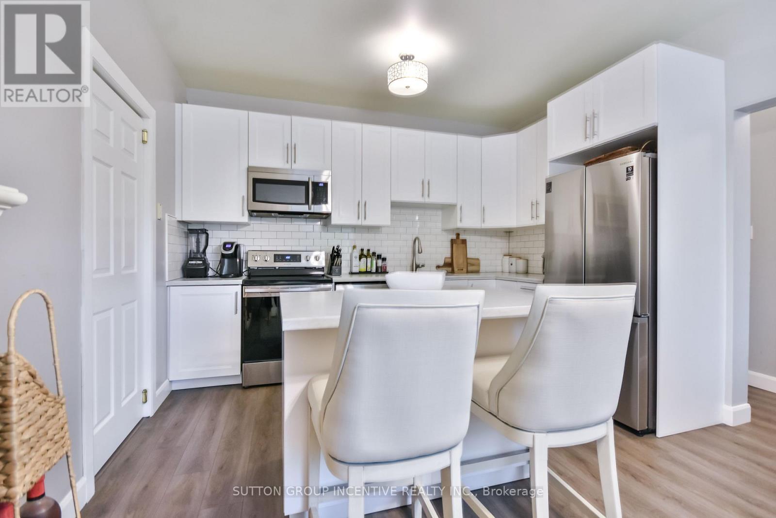 30 Bruce Crescent, Barrie, Ontario  L4N 8T8 - Photo 4 - S12543832