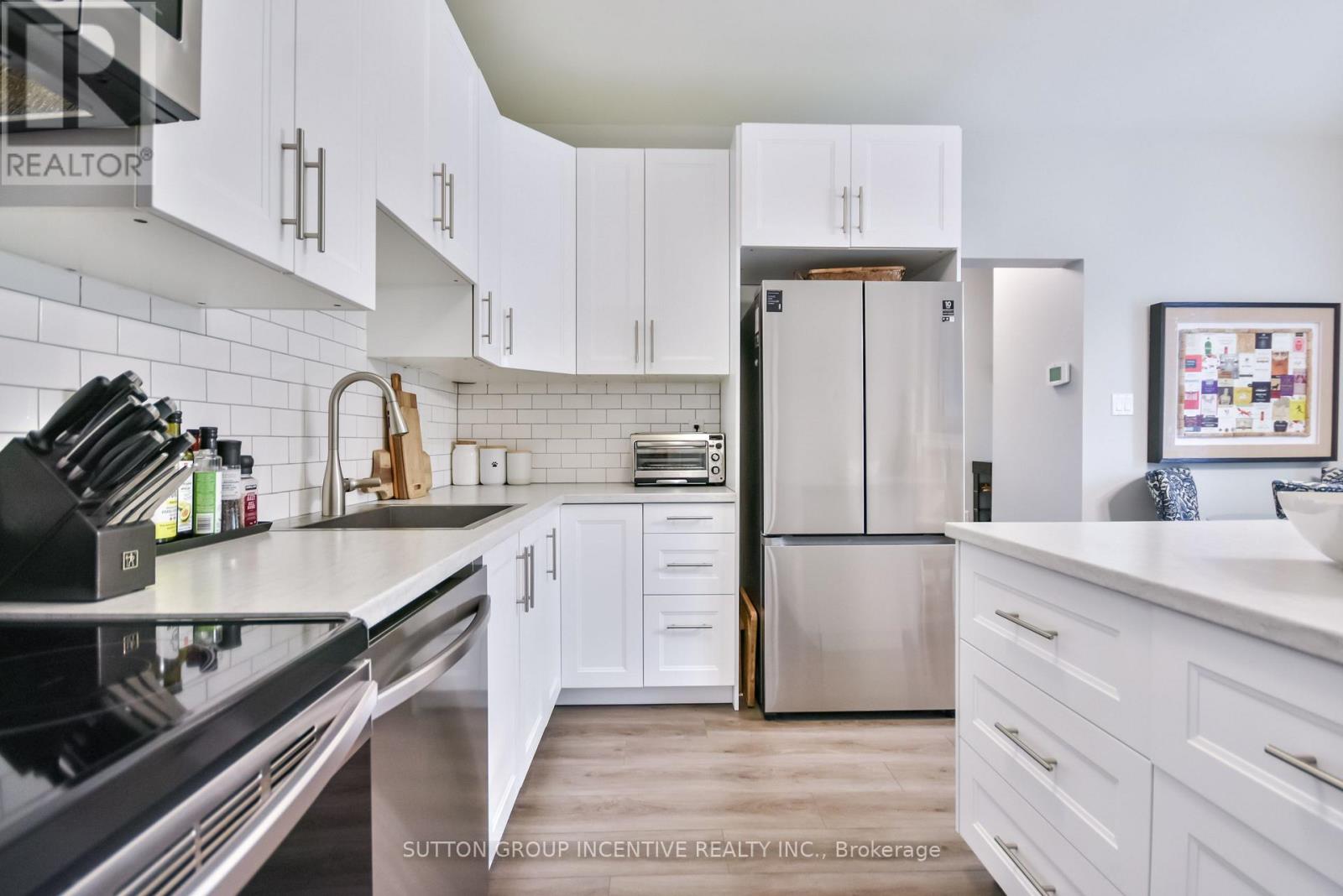 30 Bruce Crescent, Barrie, Ontario  L4N 8T8 - Photo 7 - S12543832