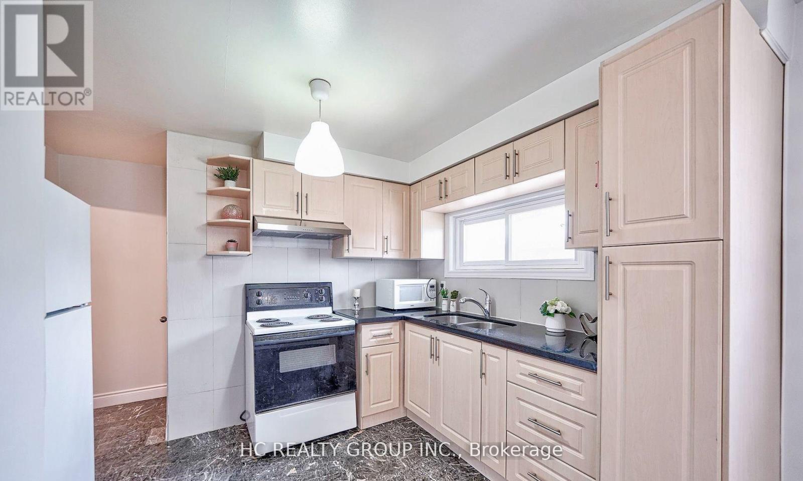 Upper - 20 Greyhound Drive, Toronto, Ontario  M2H 1K3 - Photo 10 - C12543908