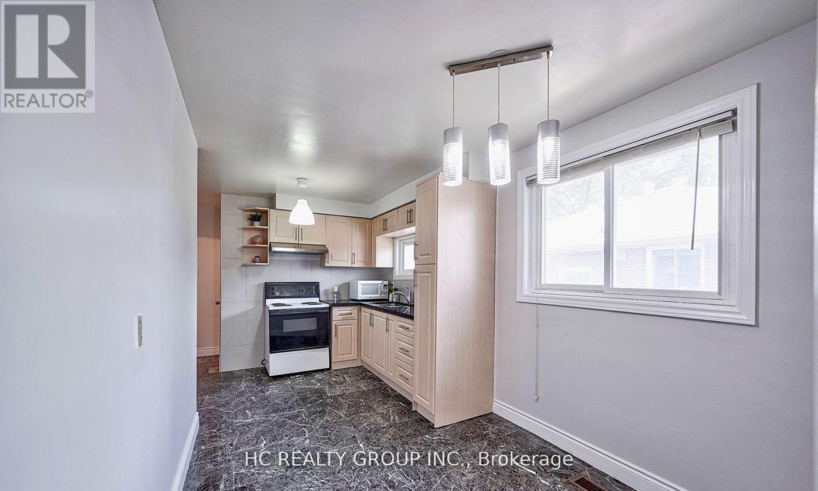 Upper - 20 Greyhound Drive, Toronto, Ontario  M2H 1K3 - Photo 11 - C12543908