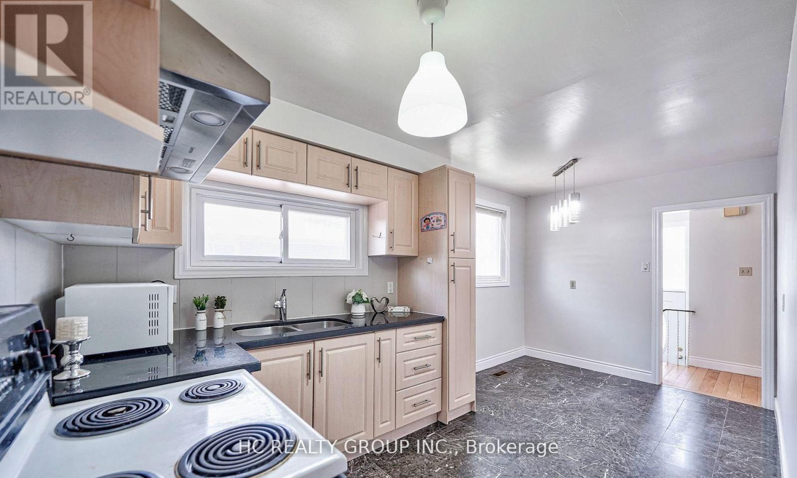 Upper - 20 Greyhound Drive, Toronto, Ontario  M2H 1K3 - Photo 12 - C12543908