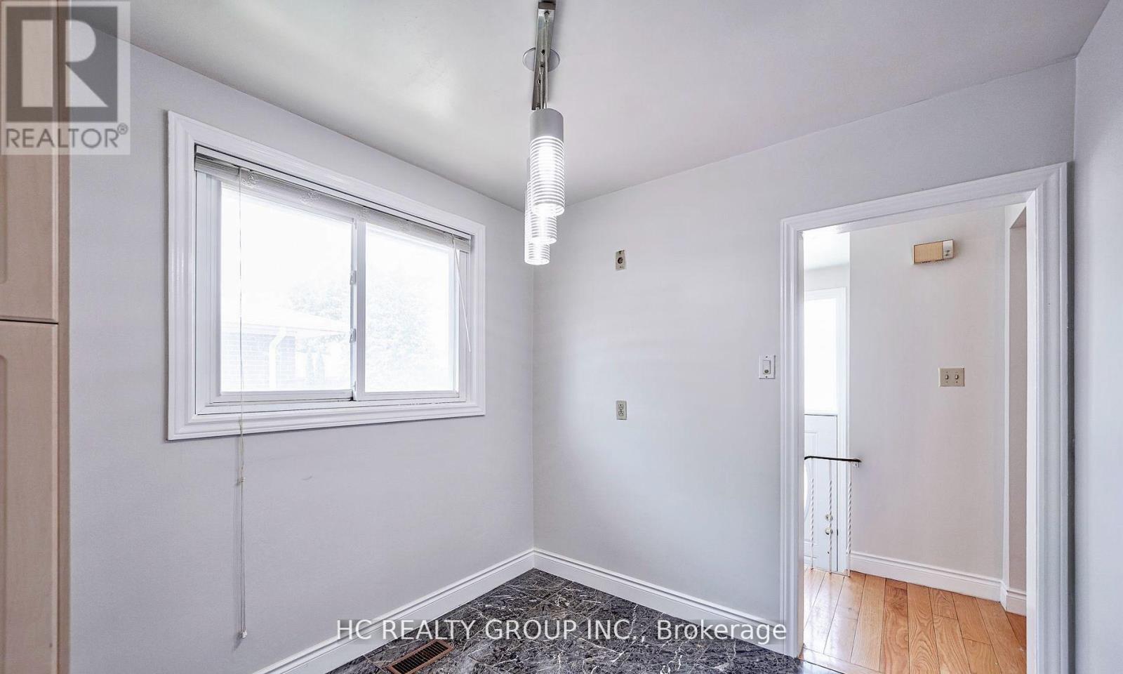Upper - 20 Greyhound Drive, Toronto, Ontario  M2H 1K3 - Photo 13 - C12543908