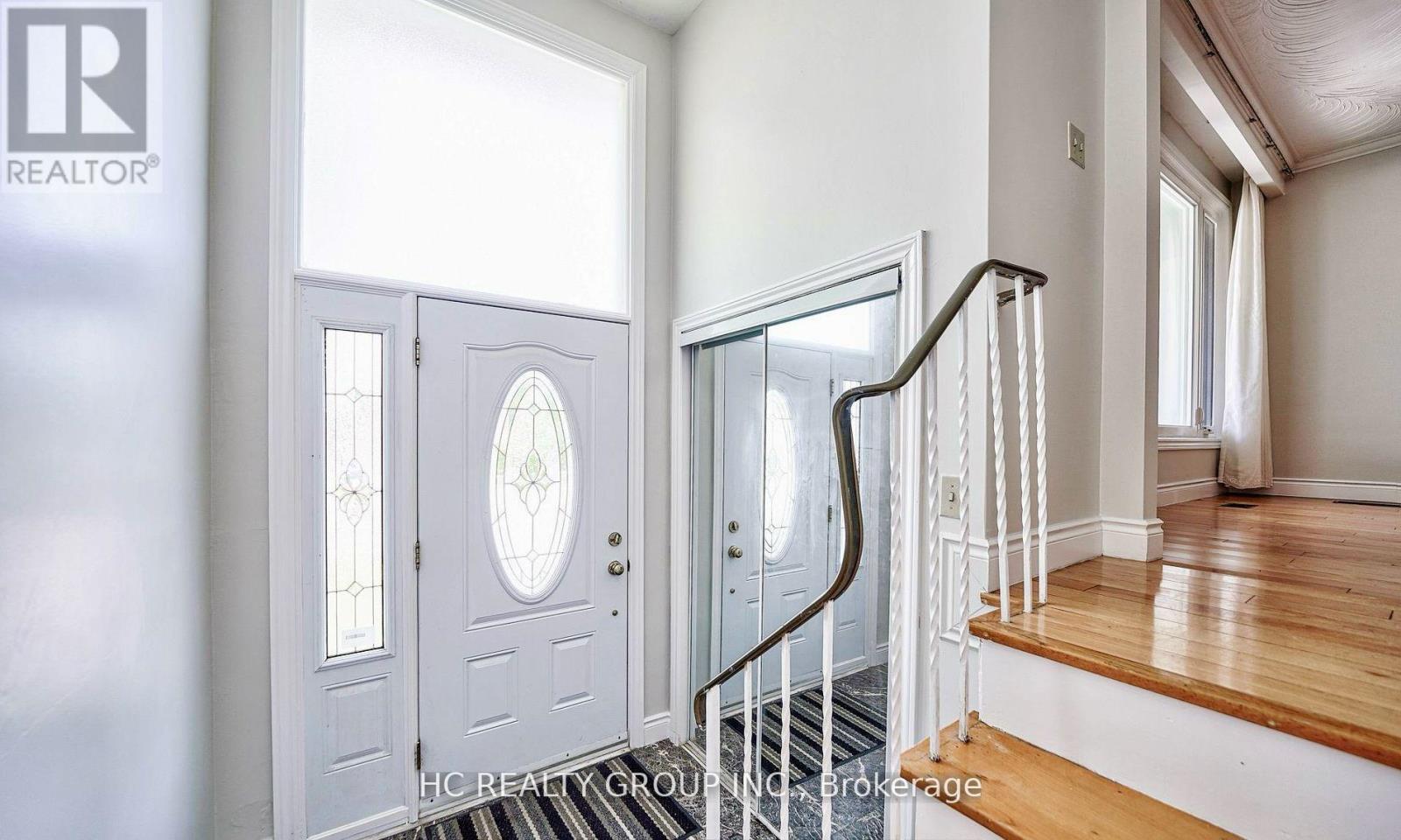 Upper - 20 Greyhound Drive, Toronto, Ontario  M2H 1K3 - Photo 4 - C12543908